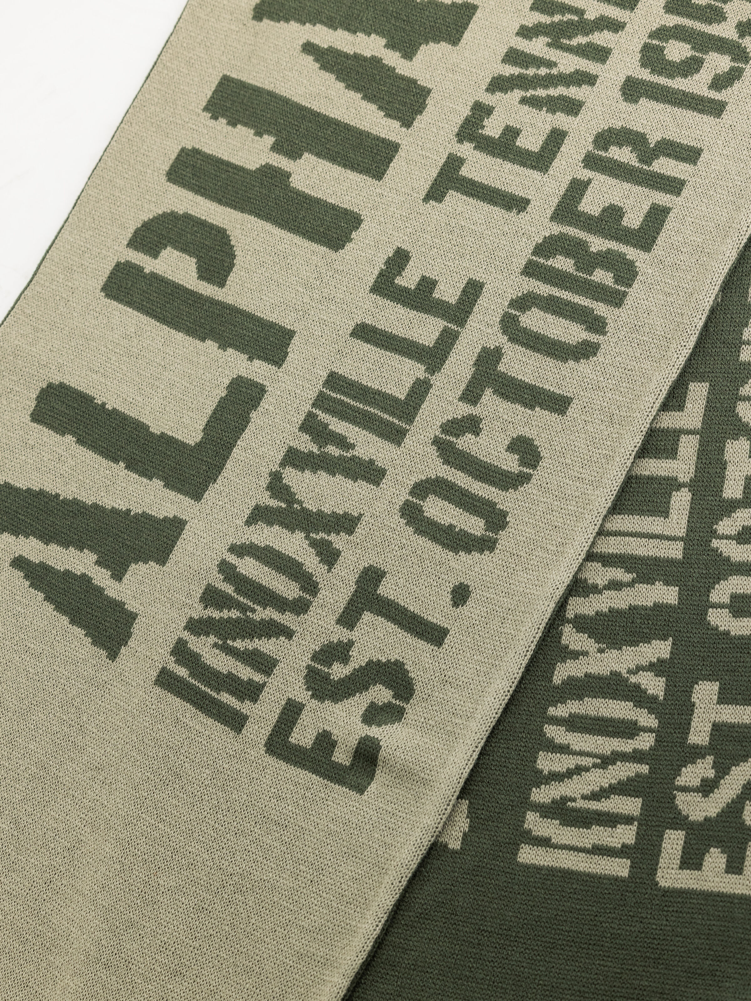 Banner Scarf dark olive 268906_142_3_detail_00001_227967