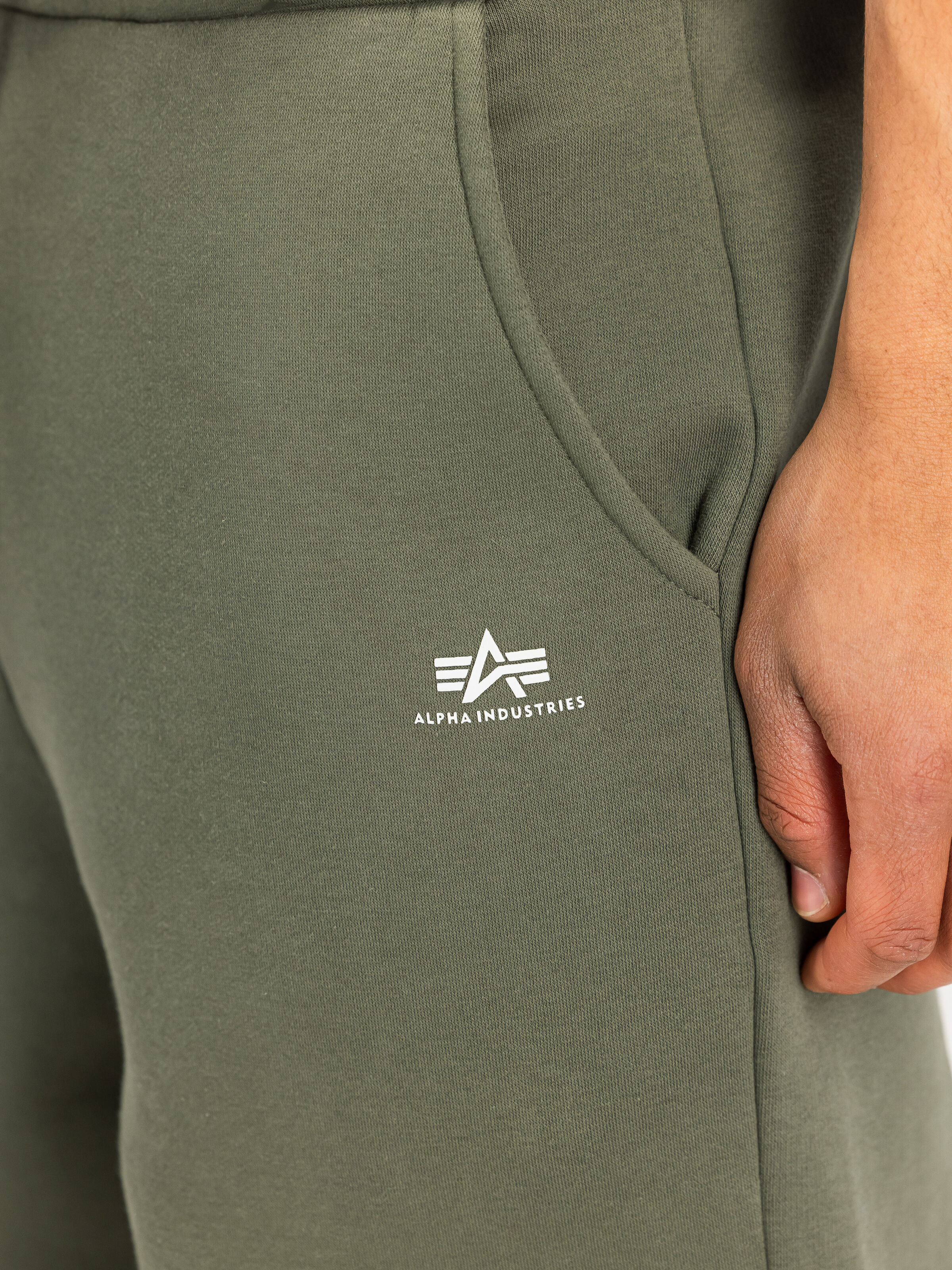 Basic Straight Leg Small Logo Jogger dark olive 268362_142_3_detail_00001_236680