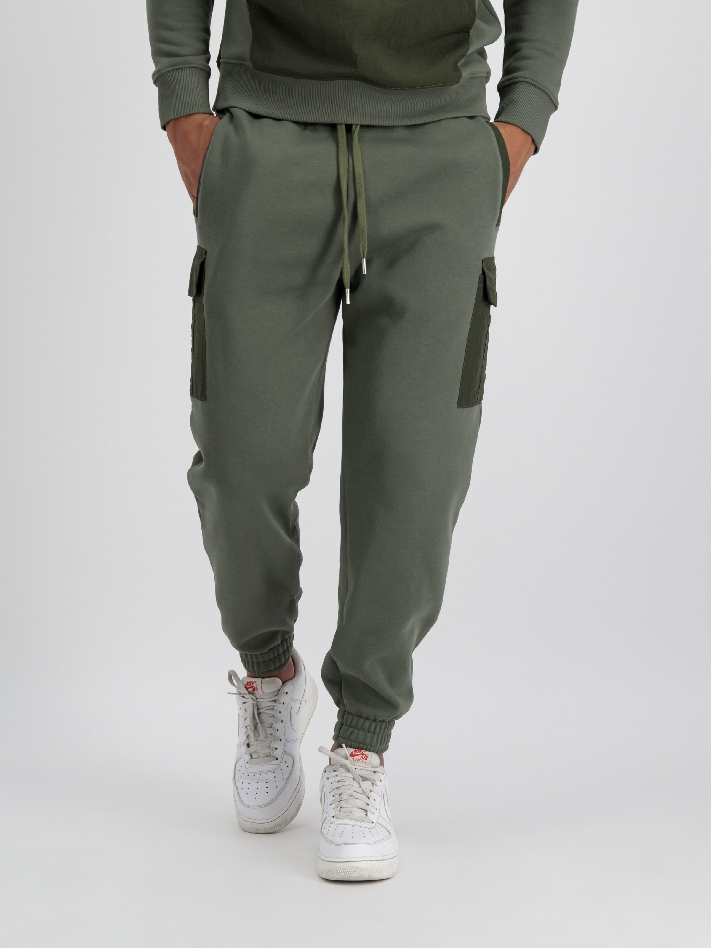 Sweat Nylon Cargo Jogger dark olive 108363_142_alpha_industries_sweat_nylon_cargo_jogger_001_182038