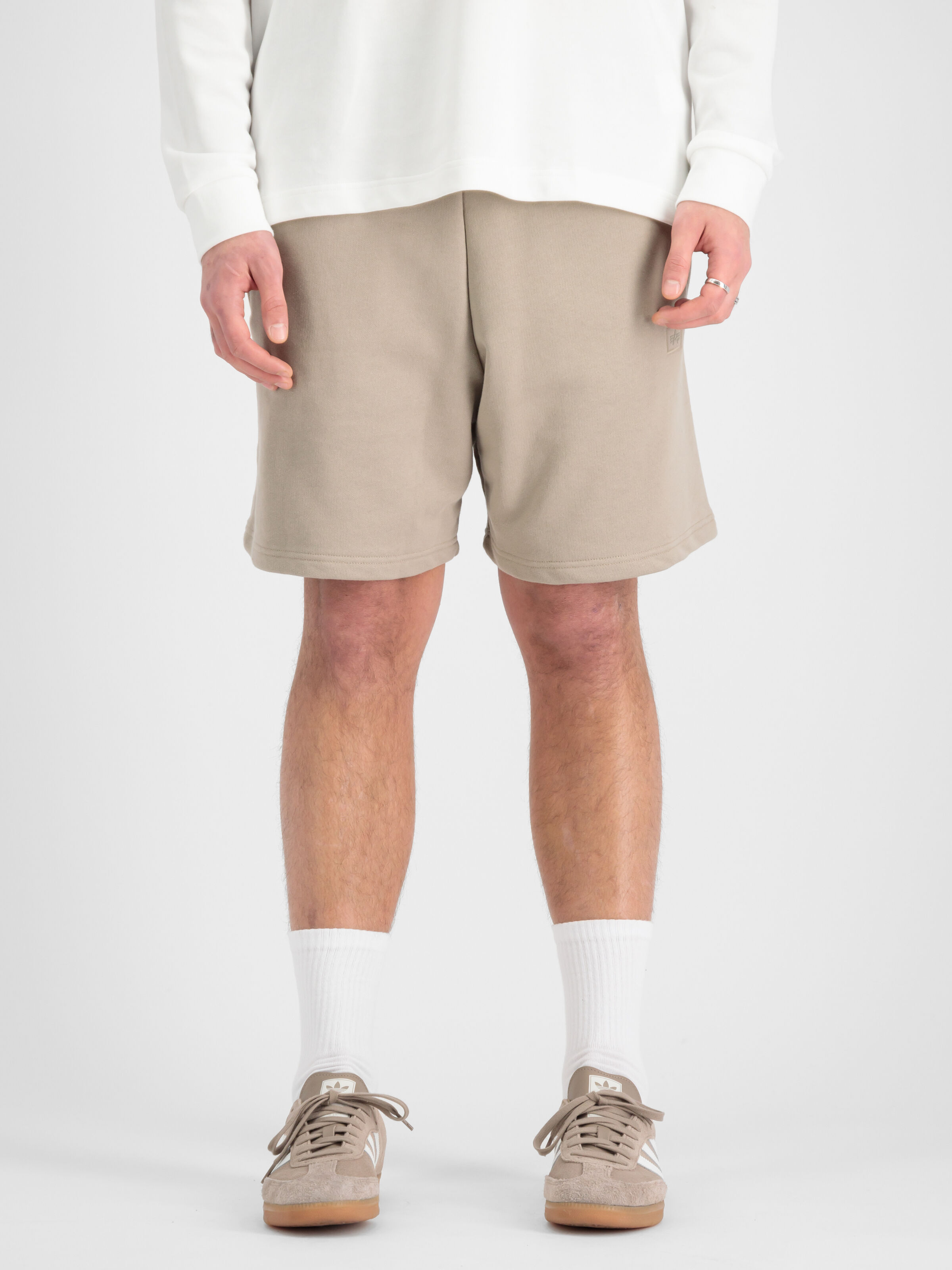 Alpha Essentials Rubber Logo Short vintage sand 146363_679_00001_243337.jpg