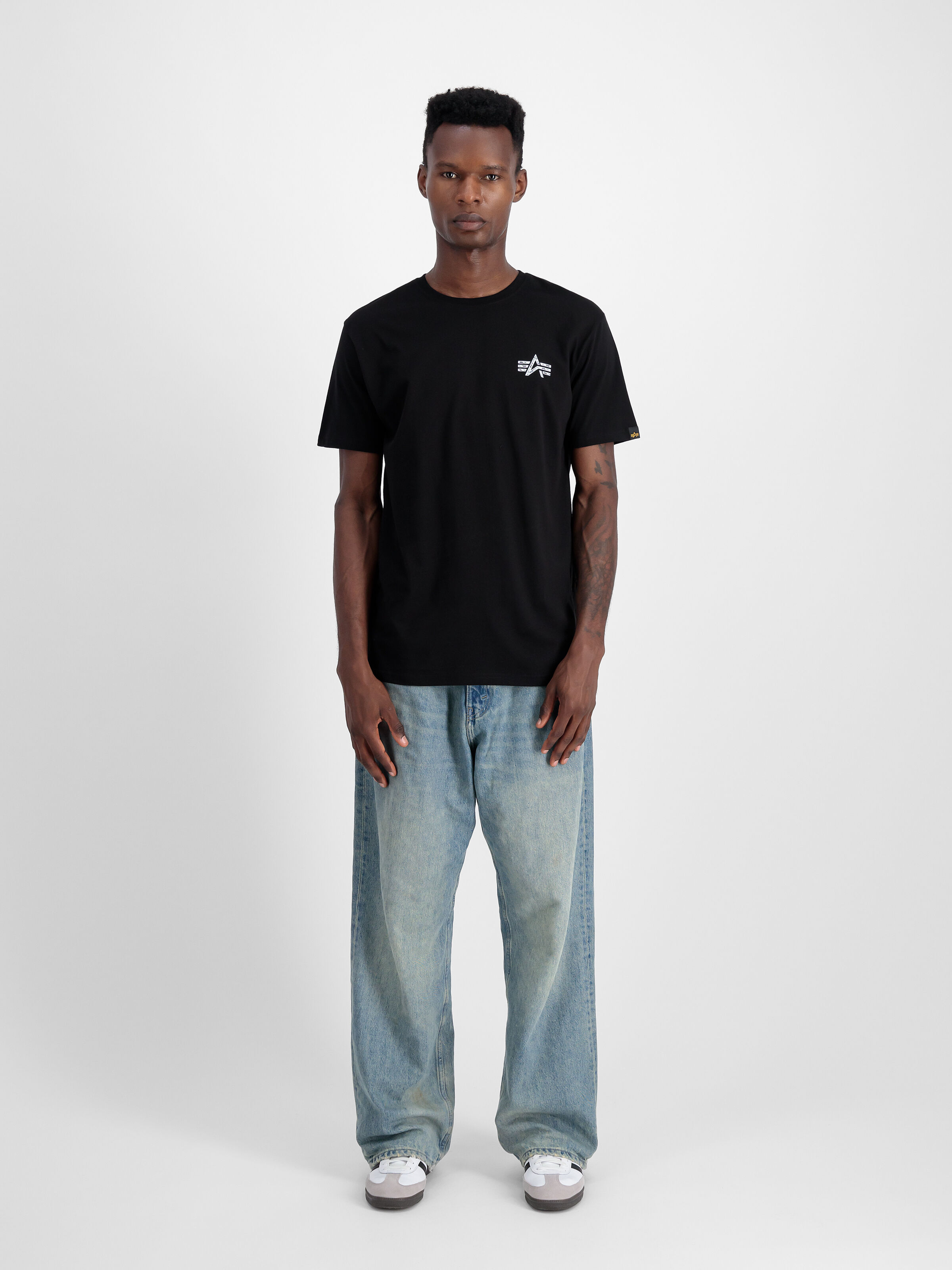 Signature Backprint T-Shirt black 148516_03_2_model_00001_98180