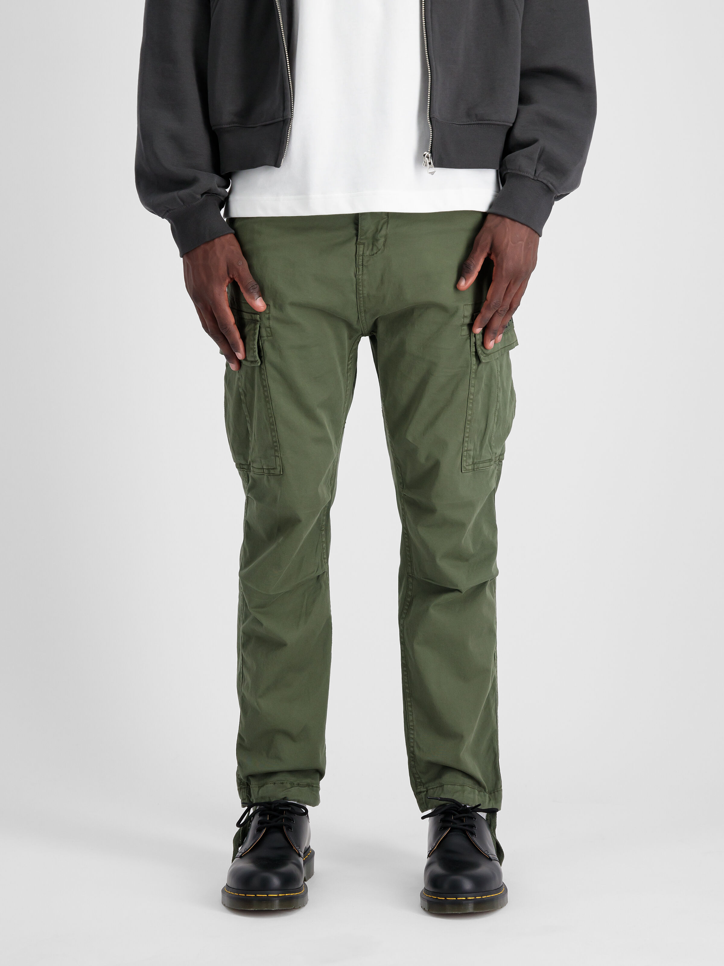 Squad Pant dark olive 188202_142_2_model_00003_129238