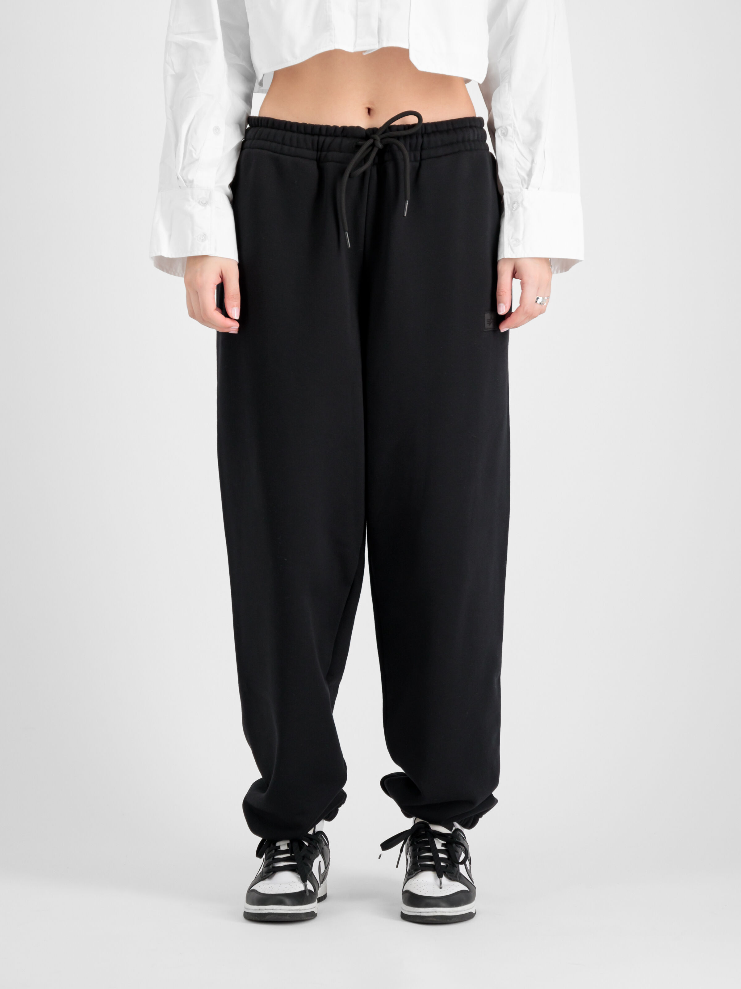 Alpha Essentials Rubber Logo Jogger Women black 146050_03_2_model_00003_98306.jpg