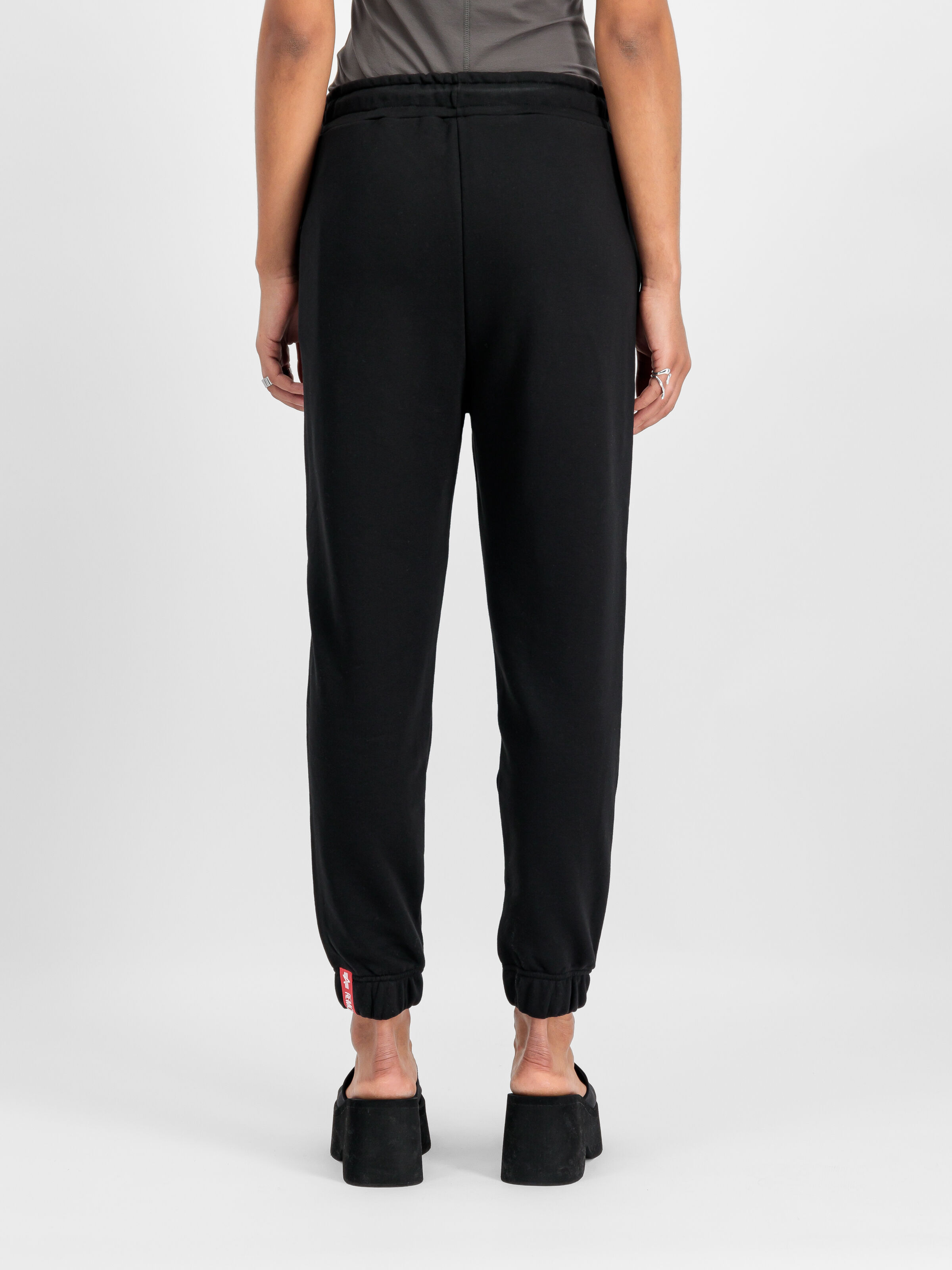 Basic Small Logo Jogger Women black 116051_03_2_model_00005_110588
