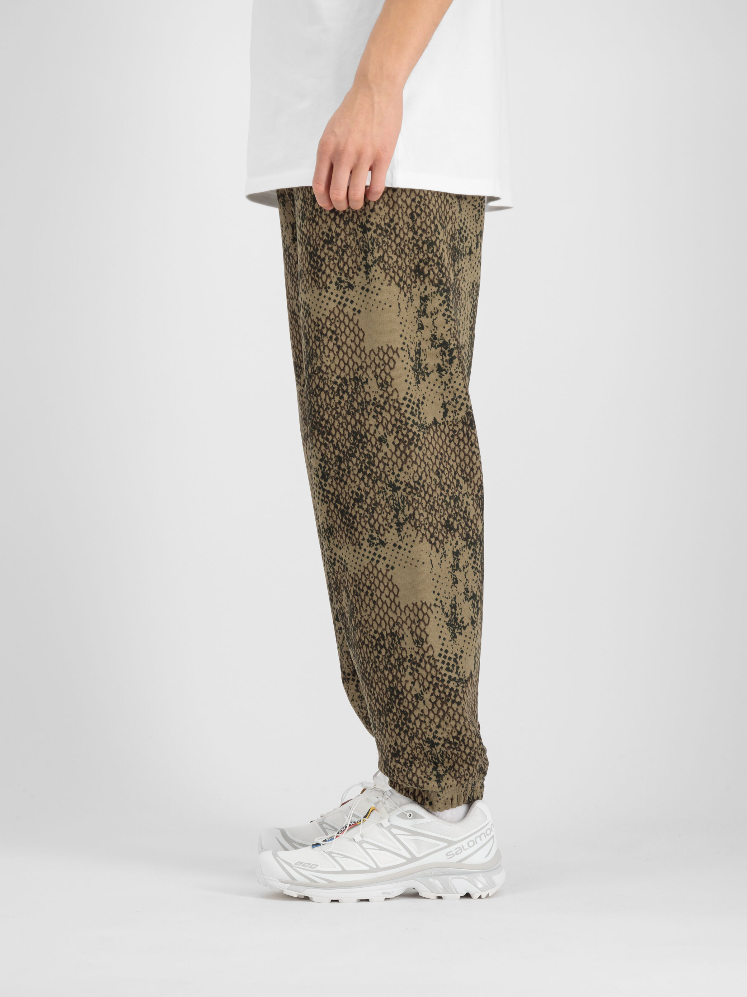 Alpha Essentials Rubber Logo Camo Jogger lizard camo 146364C_718_2_model_00007_133920