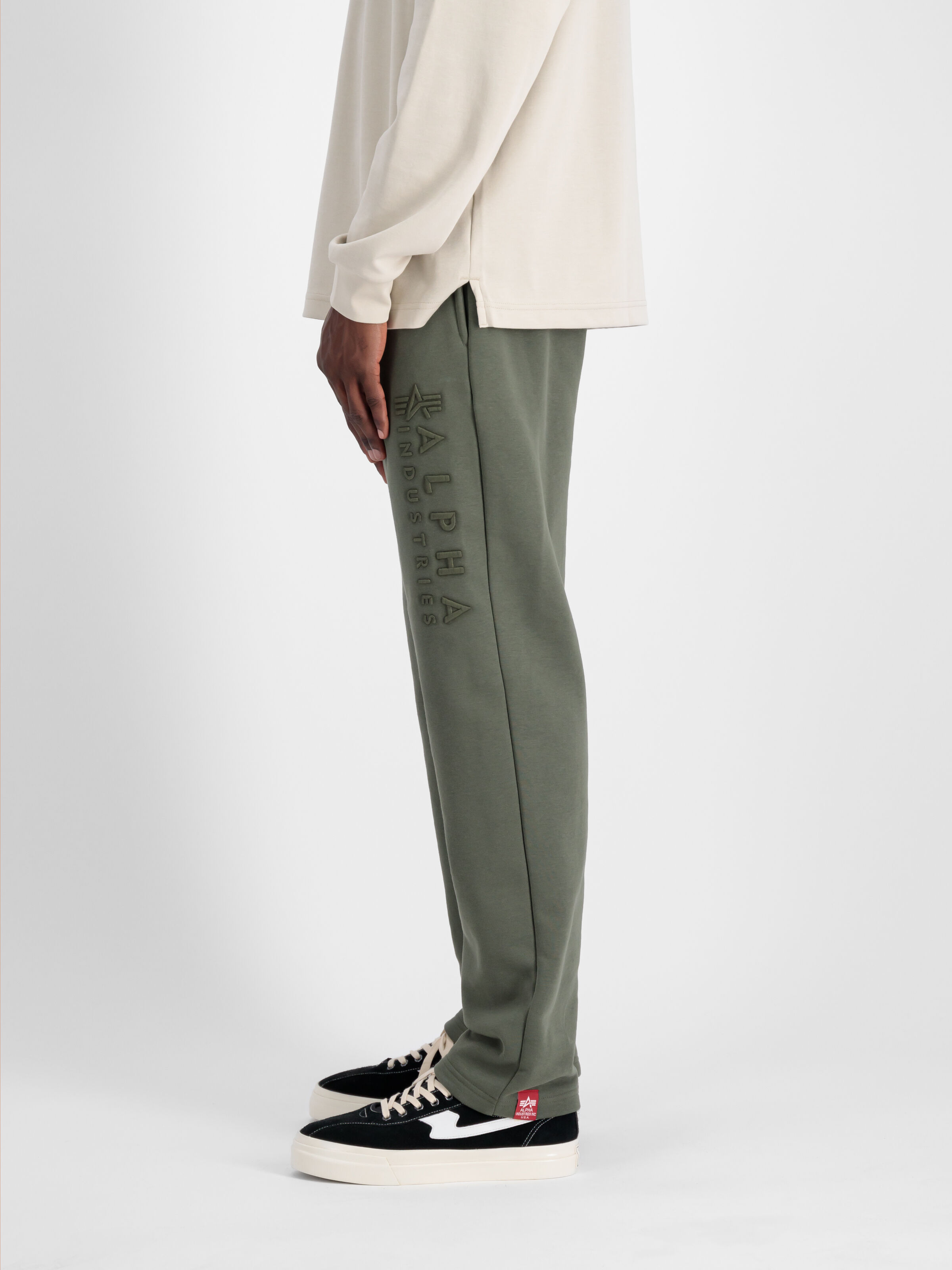 Embroidery Jogger dark olive 138360_142_2_model_00004_129493