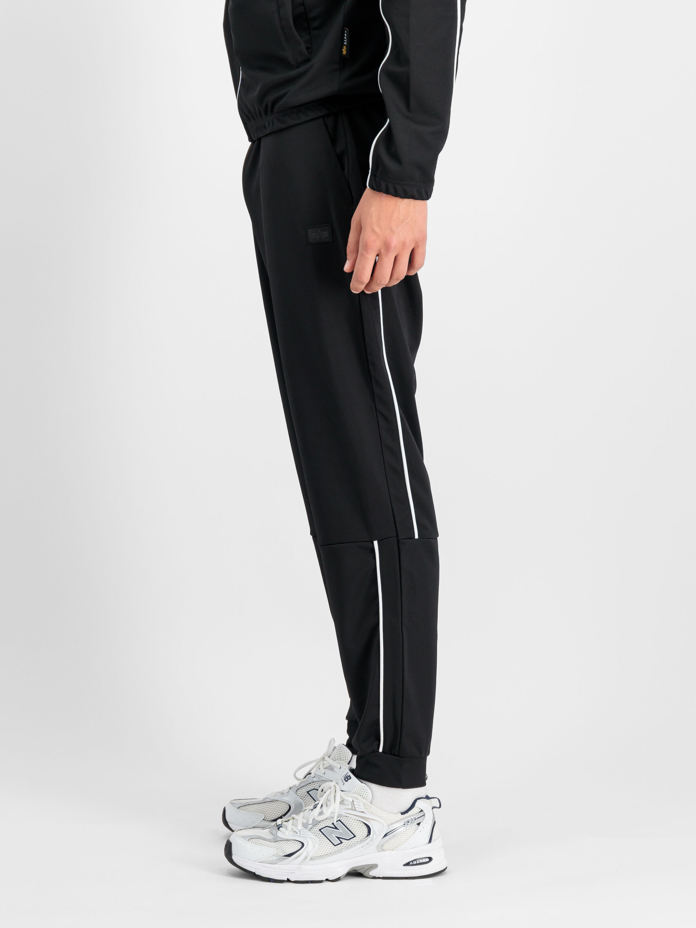 Essential Track Jogger black 148366_03_2_model_00004_108043
