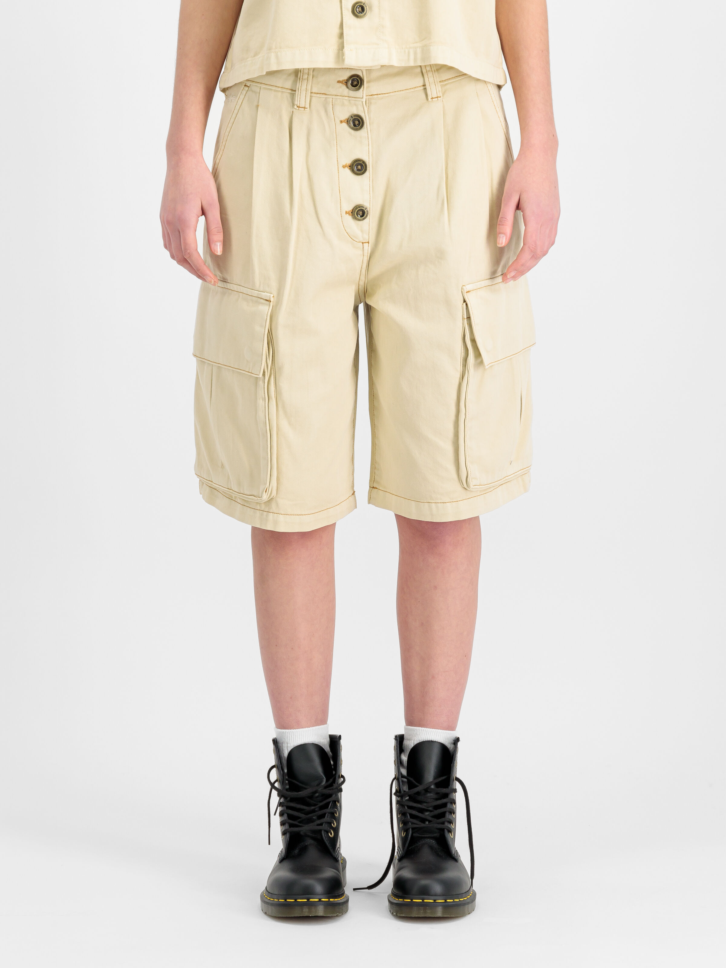 Sailor Cargo Short Women vintage white 156024_300_2_model_00003_144786.jpg