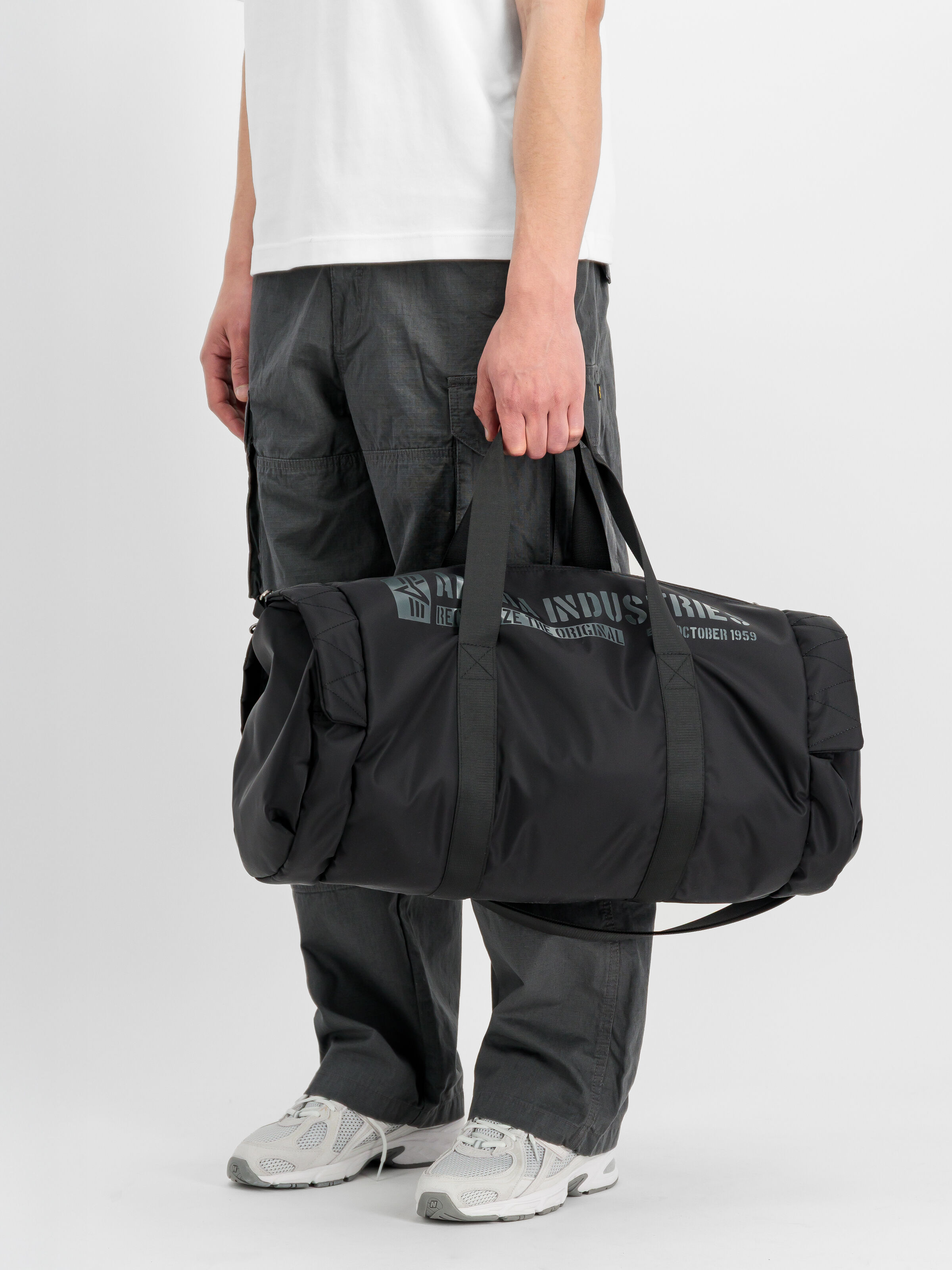 MA-1 Gym Bag black 268907_03_2_model_00002_227942