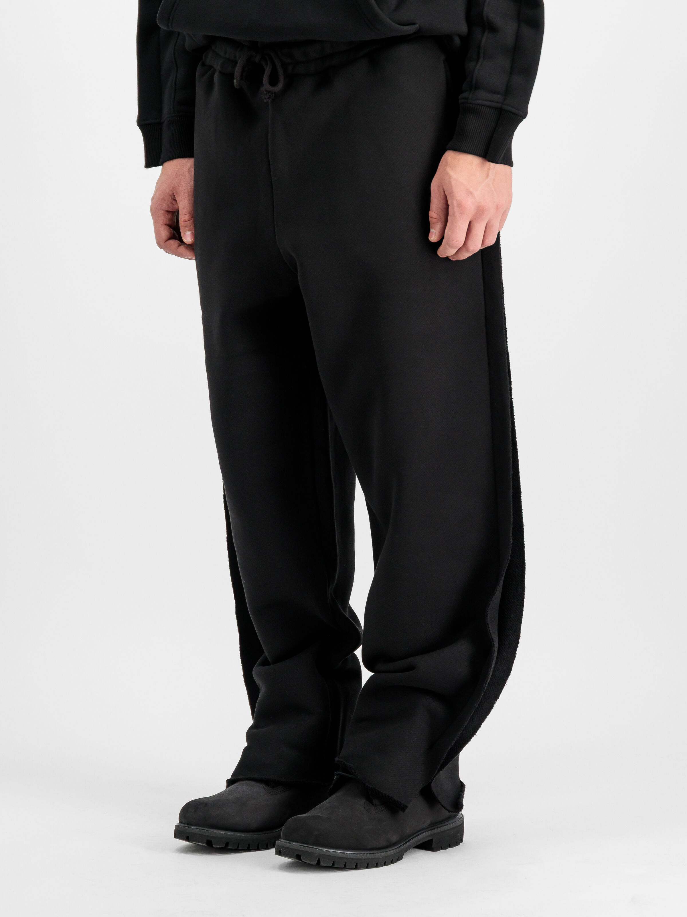 ALPHA x PROTOTYPES Outline Pant black 258215_03_2_model_00003_224095.jpg