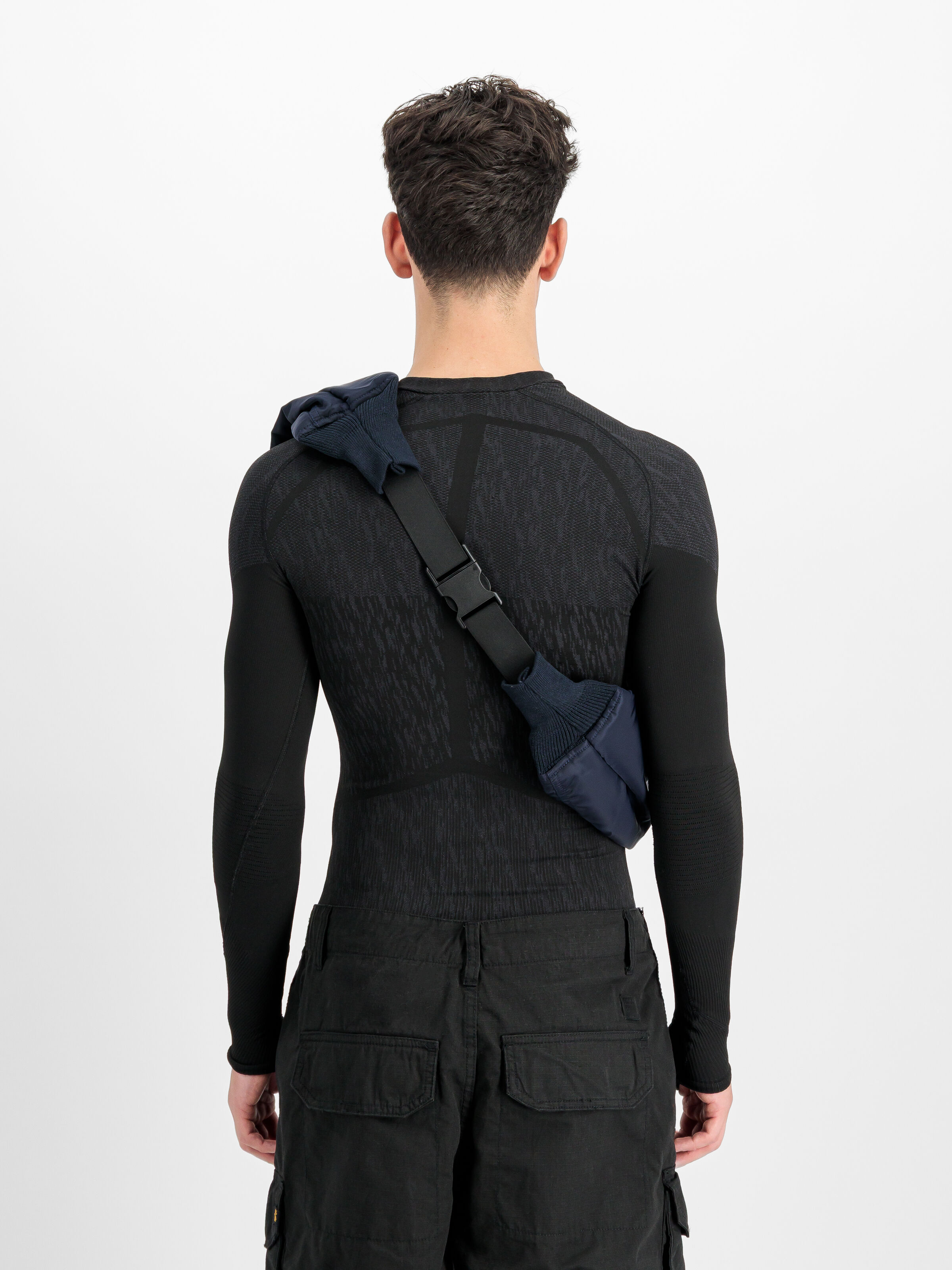 ALPHA x PROTOTYPES Bomber Sleeve Bag navy 258949_02_2_model_00002_223994