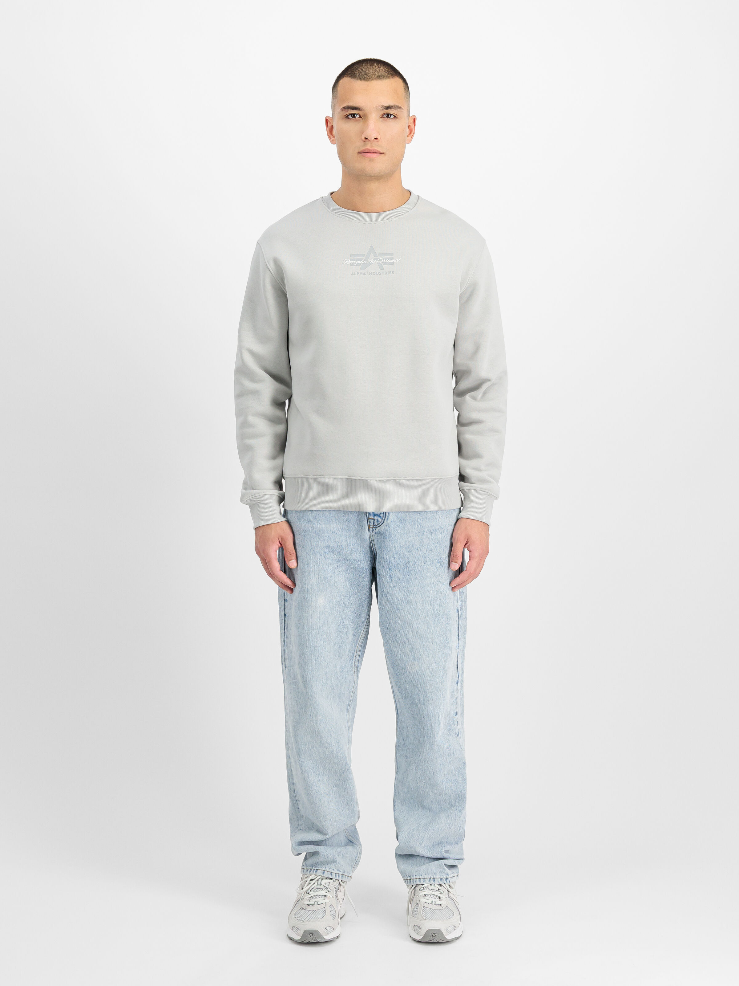 Foam Mid Logo Sweatshirt pastel grey 266305_666_2_model_00001_198897