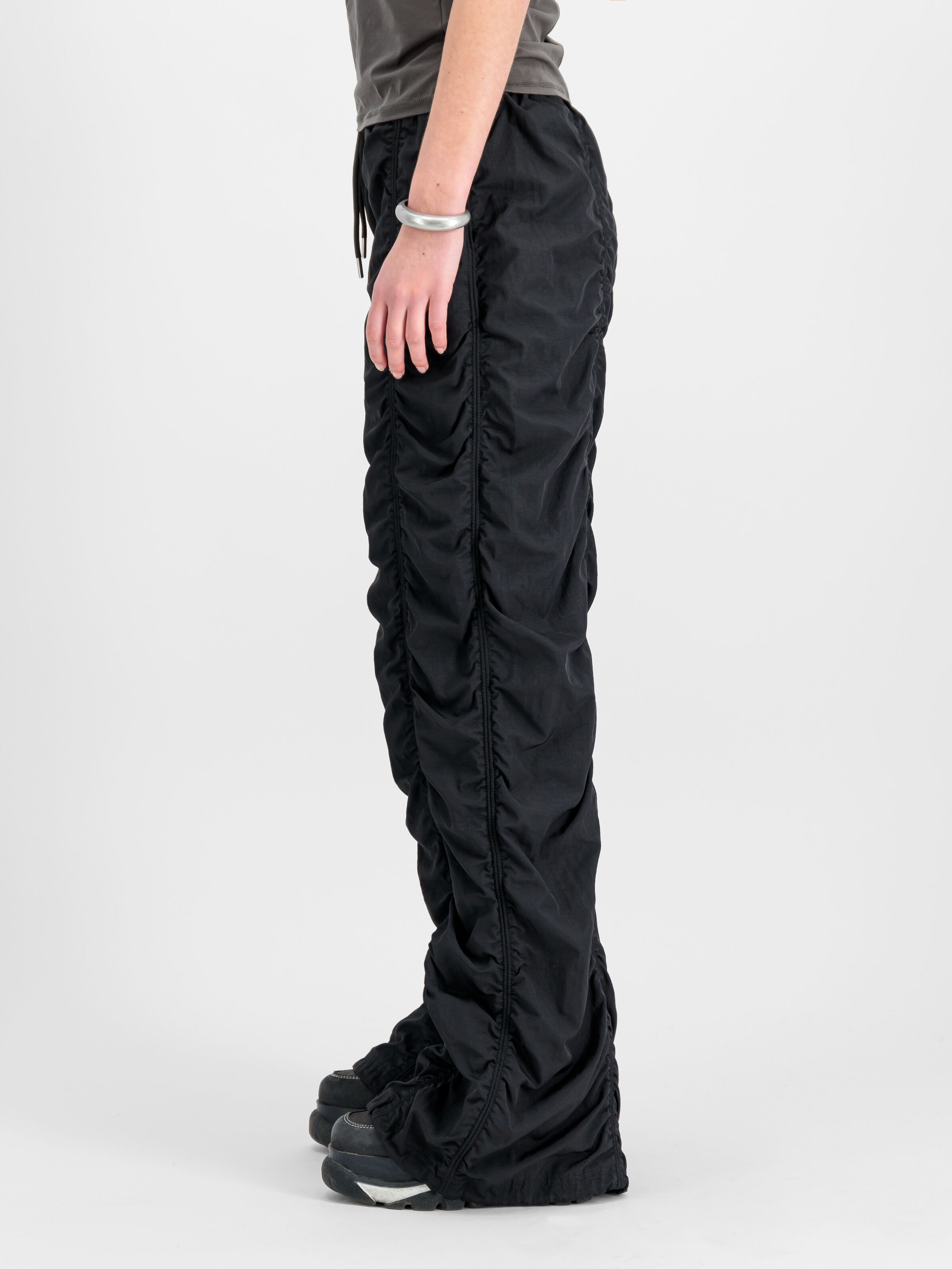 Parachute Pant Women black 156022_03_2_model_00004_142714