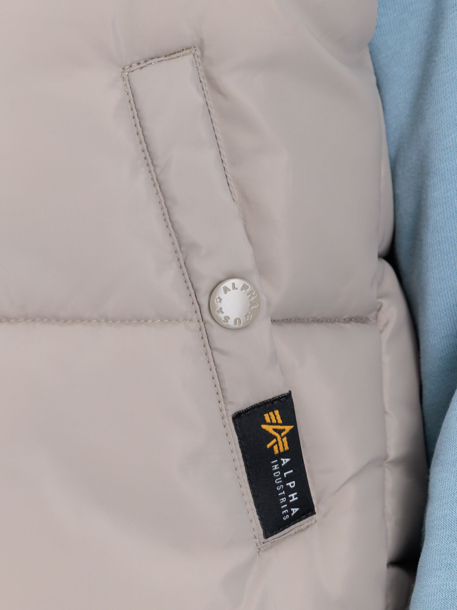 Puffer Cropped Vest Women vintage sand 138007_679_alpha_industries_puffer_vest_cropped_wmn_006_124253