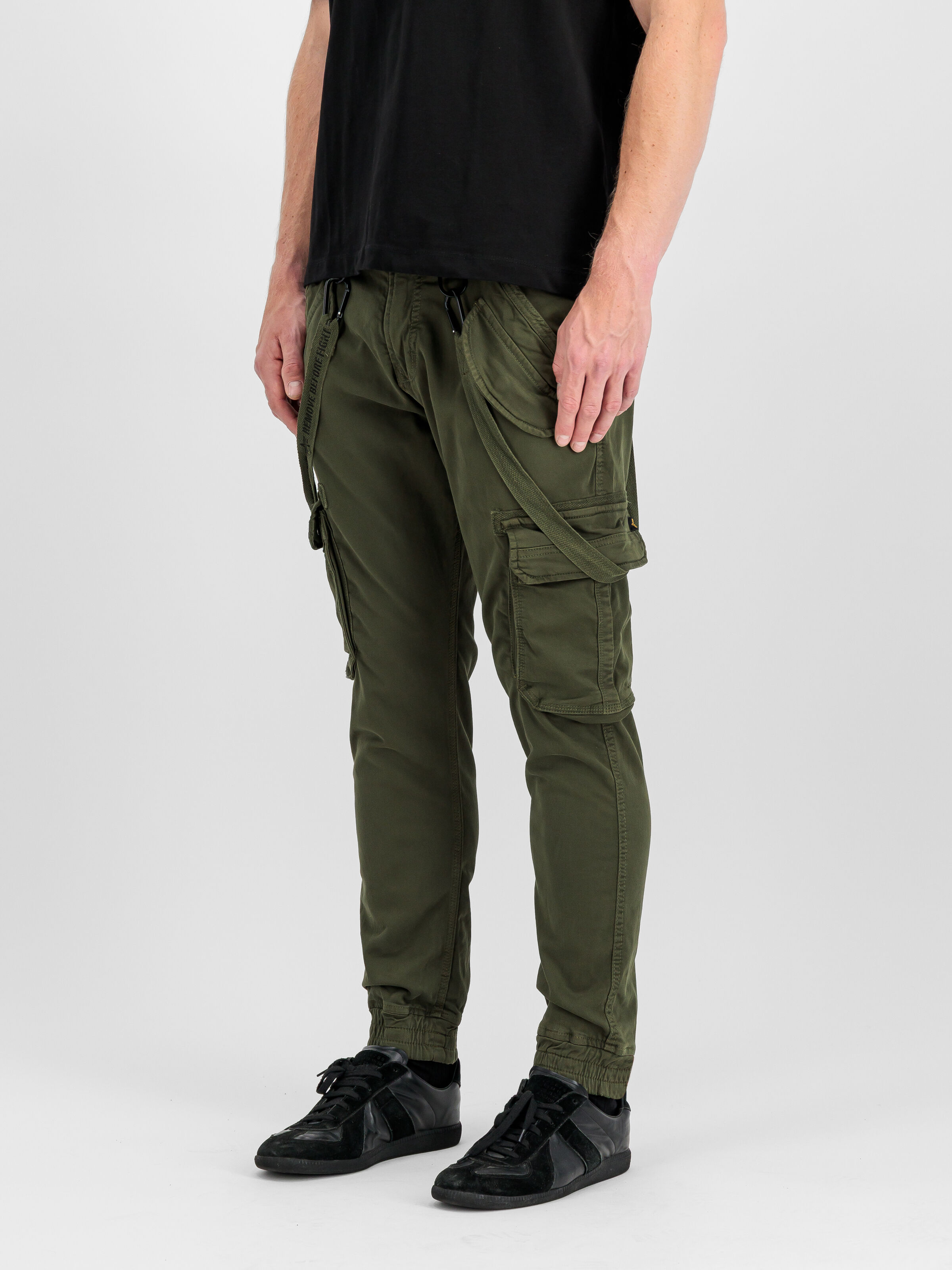 Utility Pant dark olive 128202_142_2_model_00002_218129.jpg
