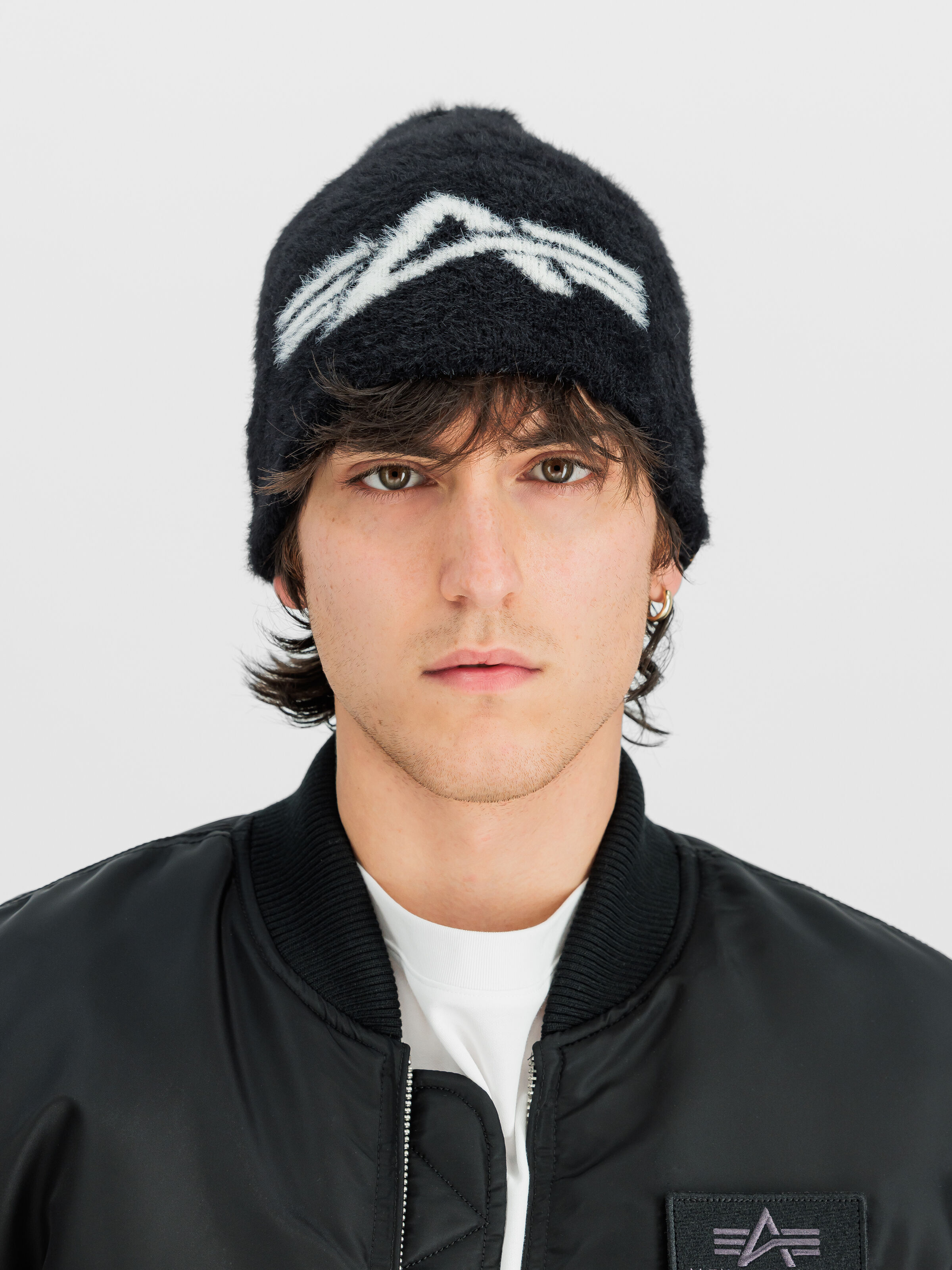 Fluffy Beanie black 268903_03_2_model_00001_231800