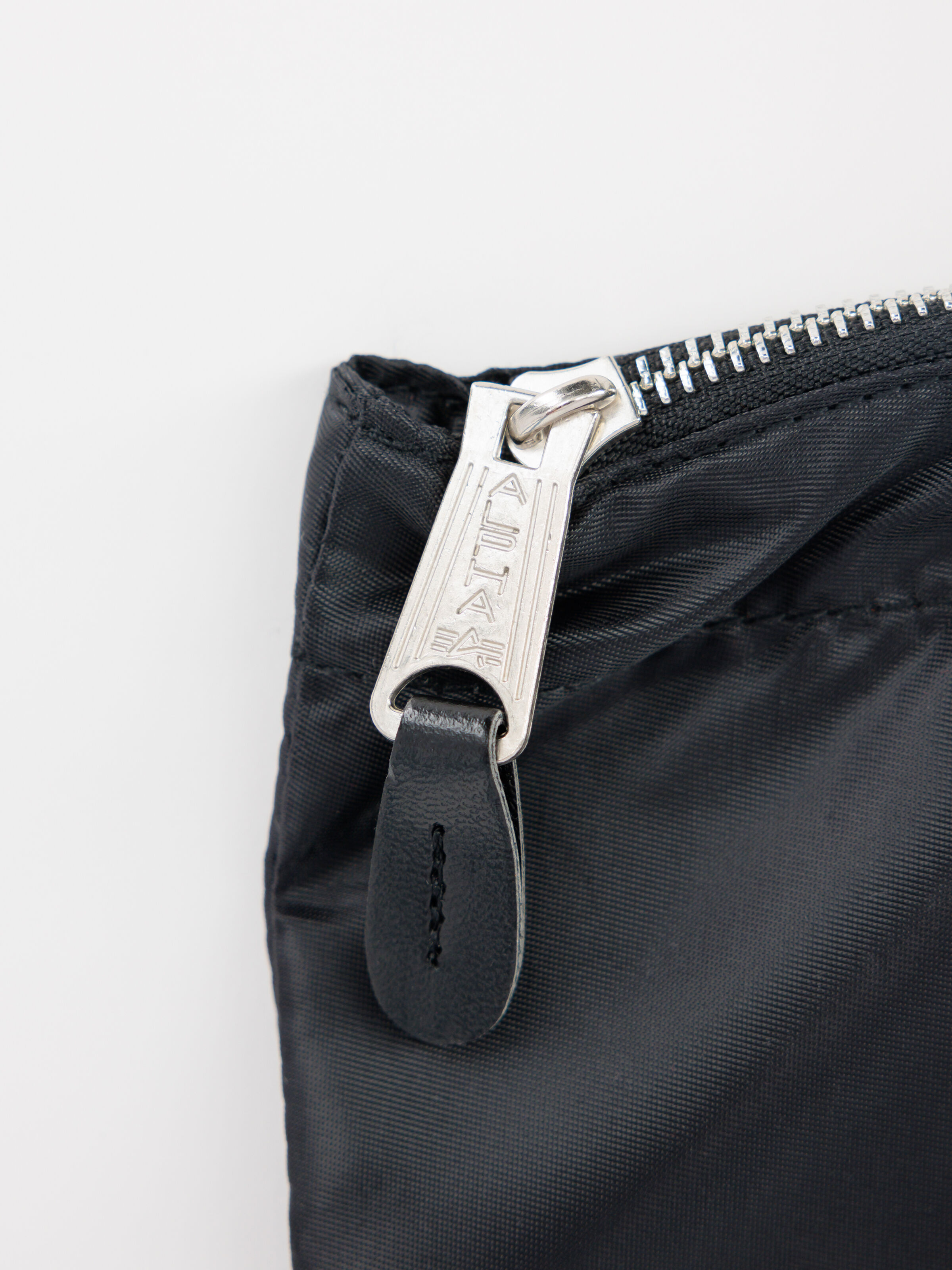 108943_03_alpha_industries_wolfhounds_zipp_shopper_004_183114