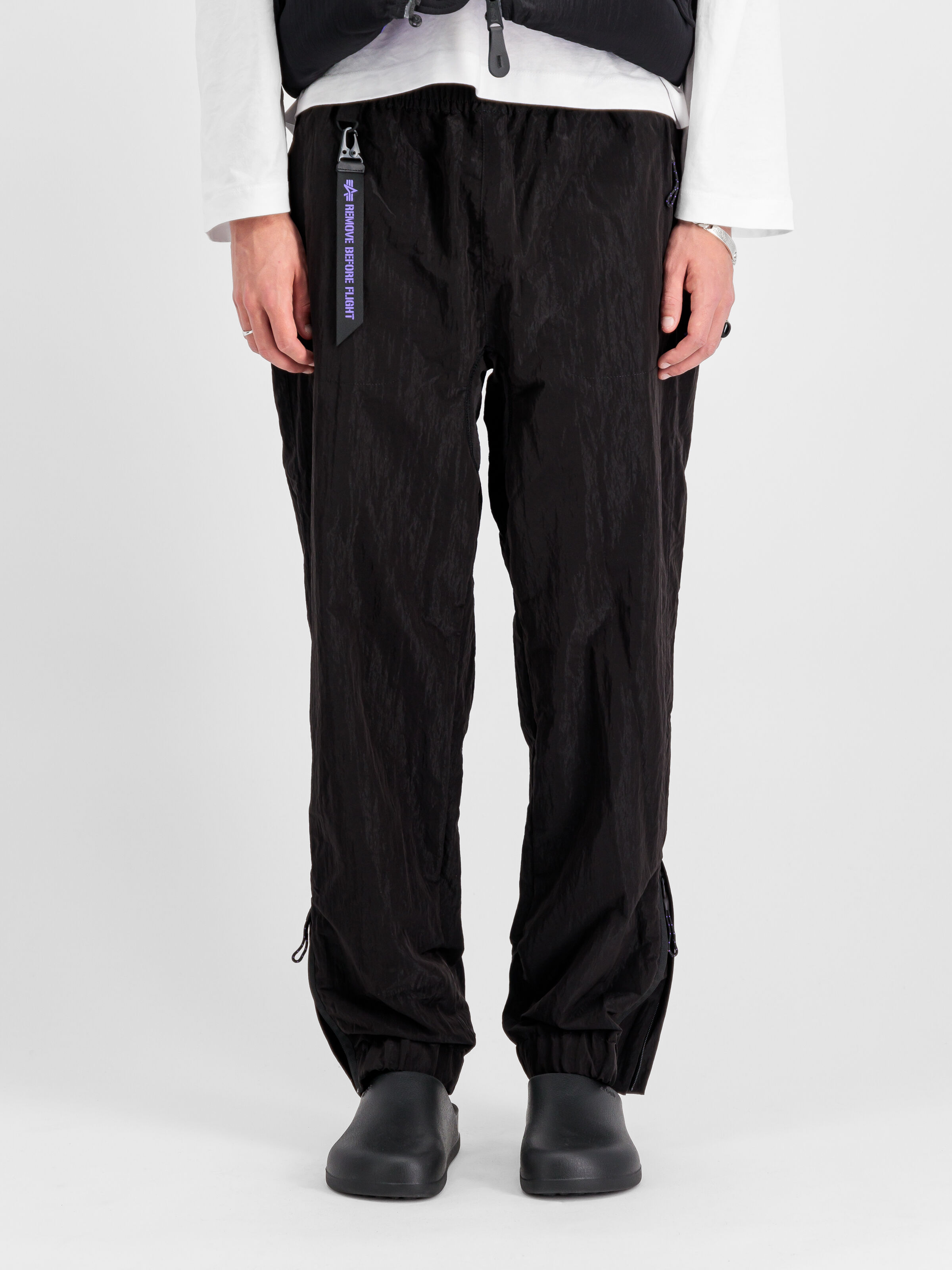 UV Zip Pant black 148211UV_03_2_model_00003_114034.jpg