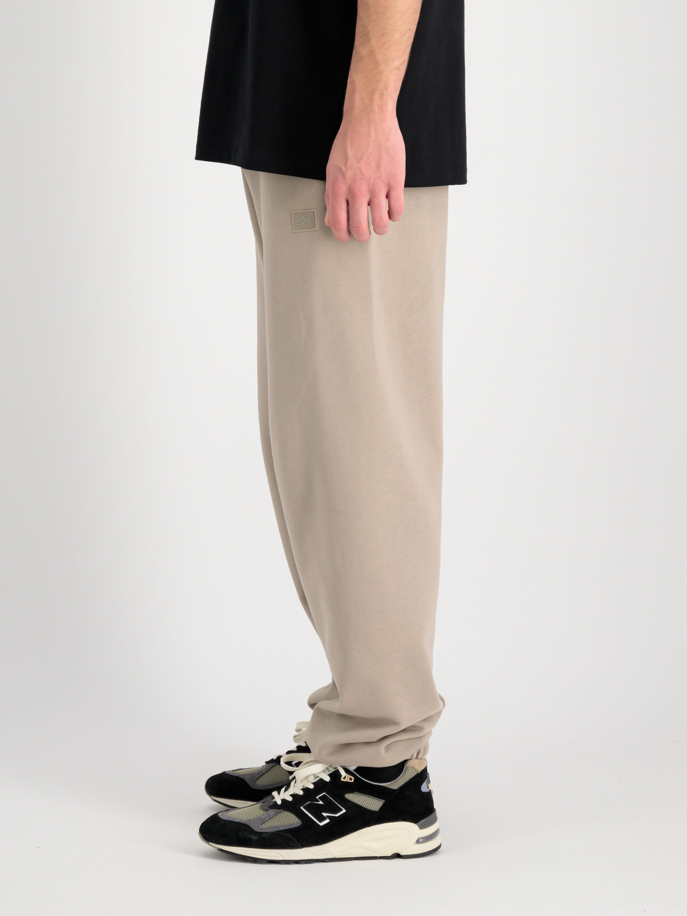Alpha Essentials Rubber Logo Jogger vintage sand 146364_679_2_model_00004_99723