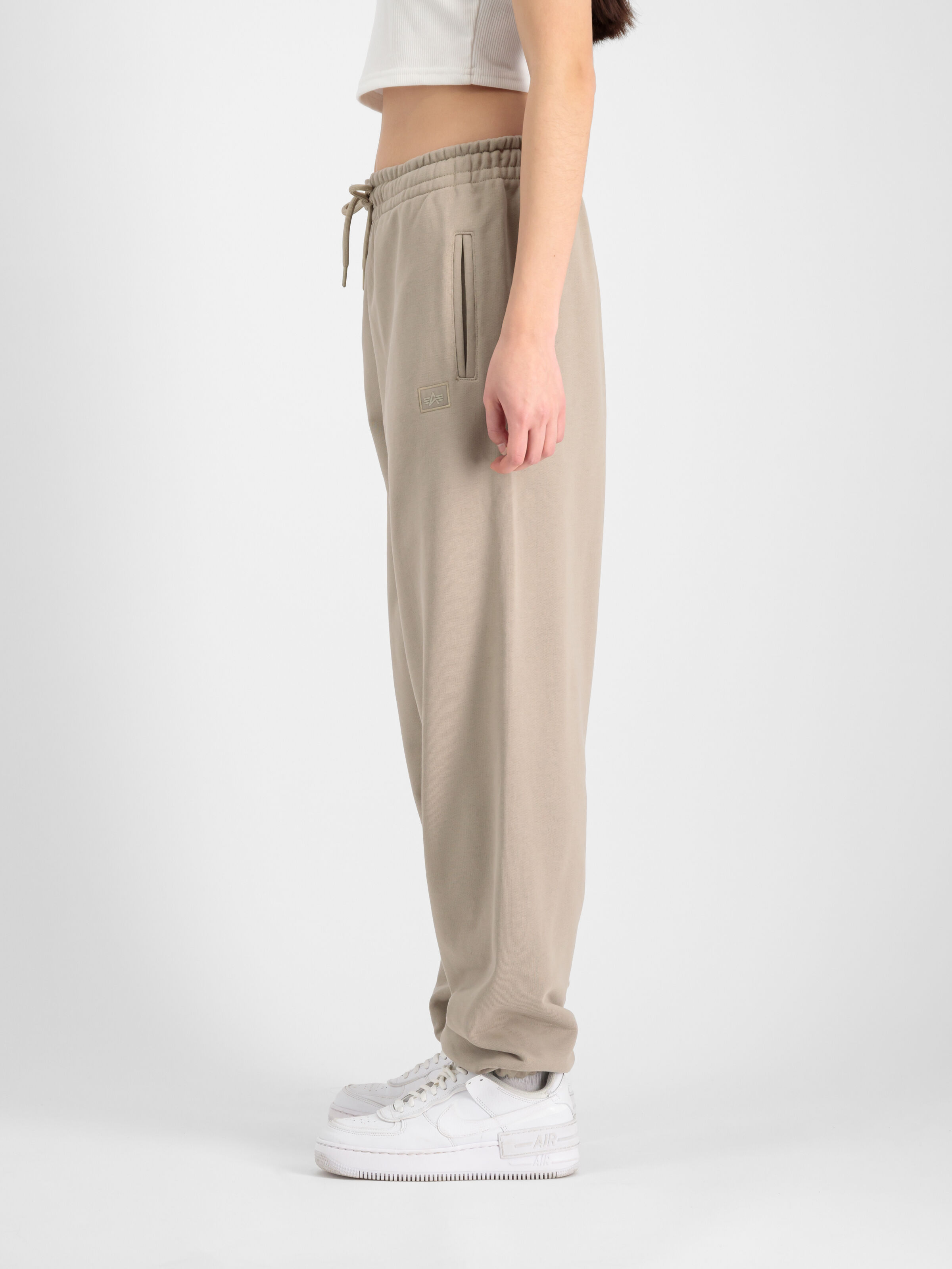 Alpha Essentials Rubber Logo Jogger Women vintage sand 146050_679_2_model_00004_98326
