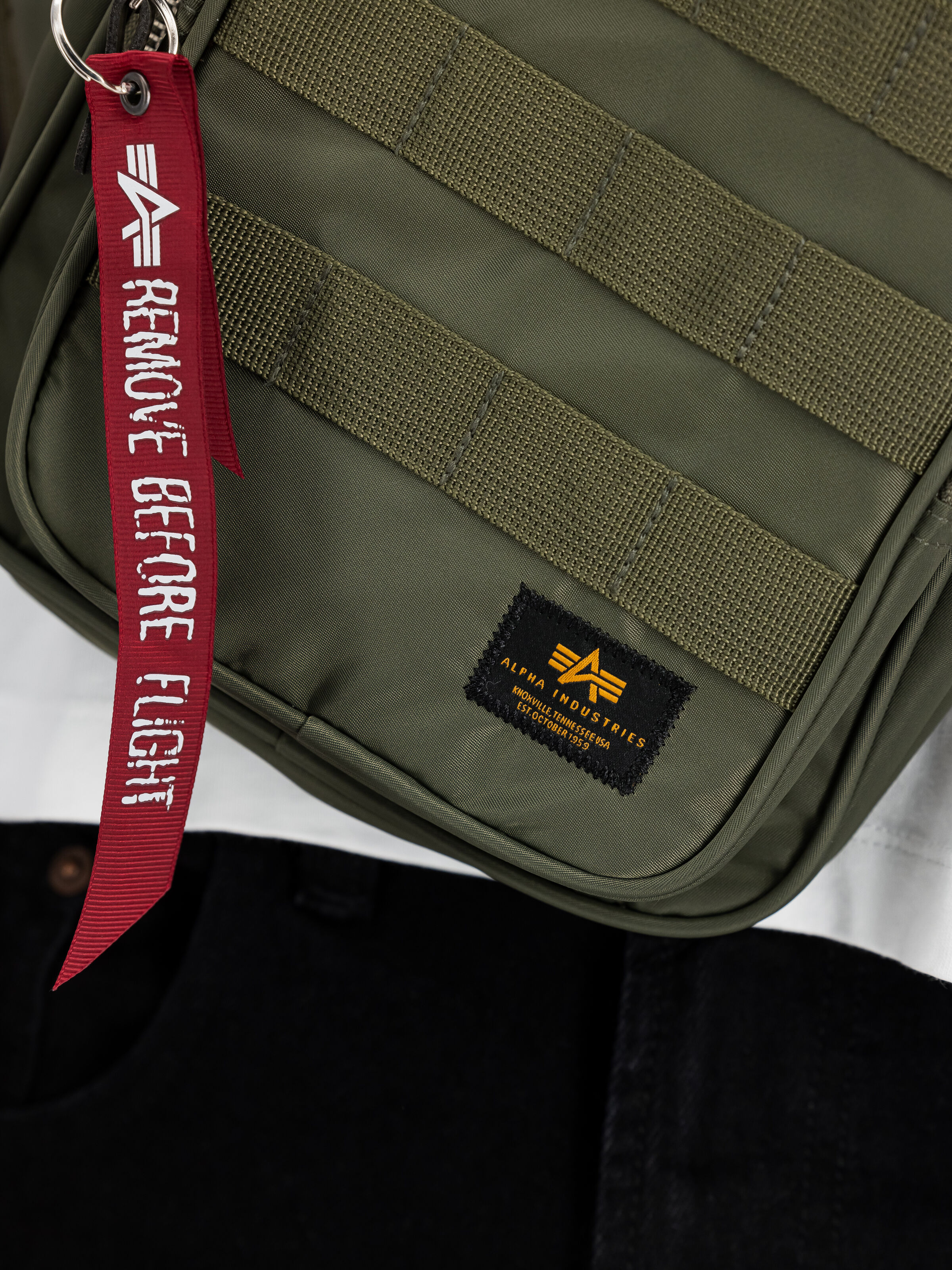 Label Sling Bag dark olive 266944_142_3_detail_00001_211108