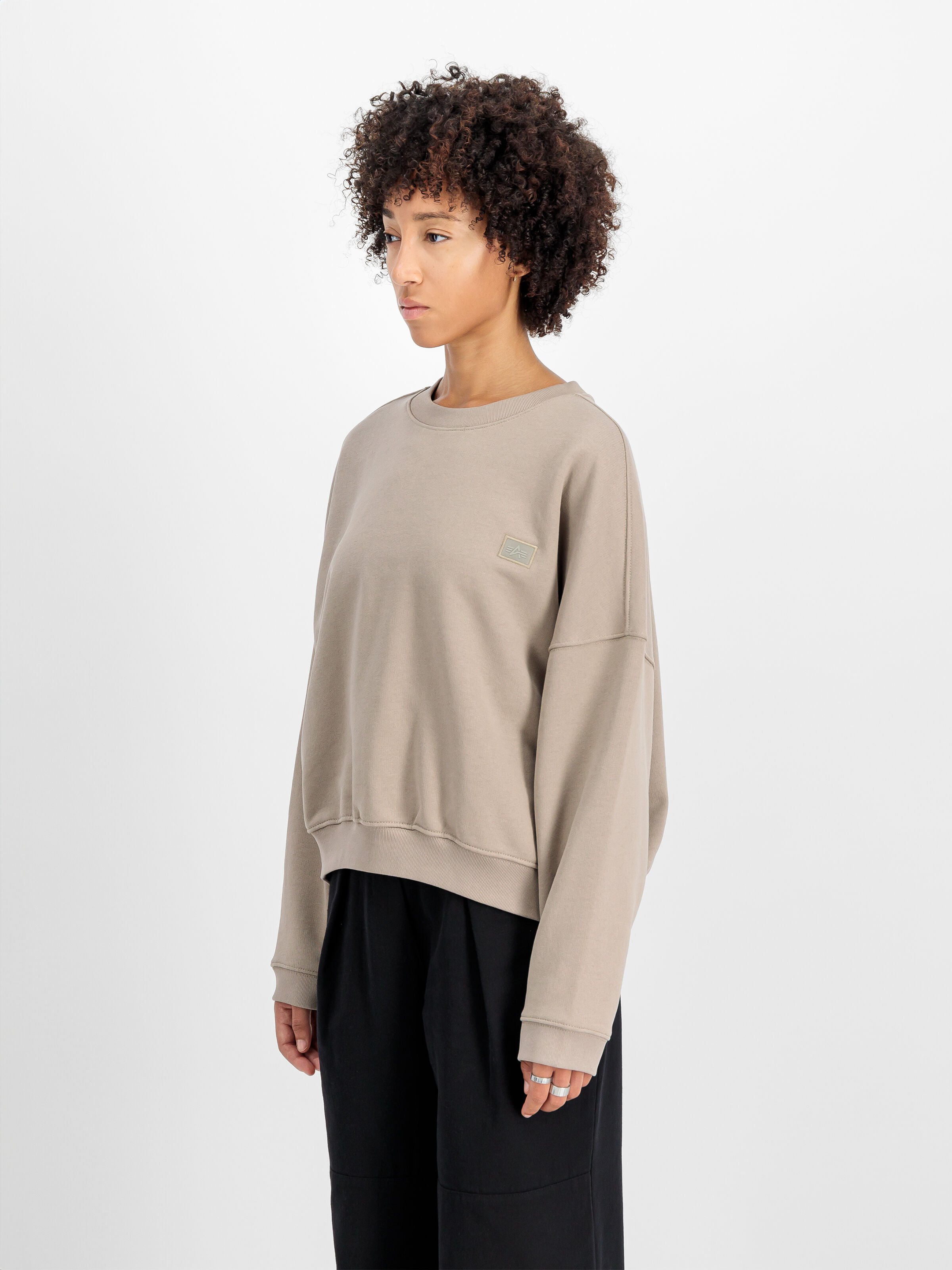 Alpha Essentials Rubber Logo Sweatshirt Women vintage sand 146030_679_2_model_00003_110287