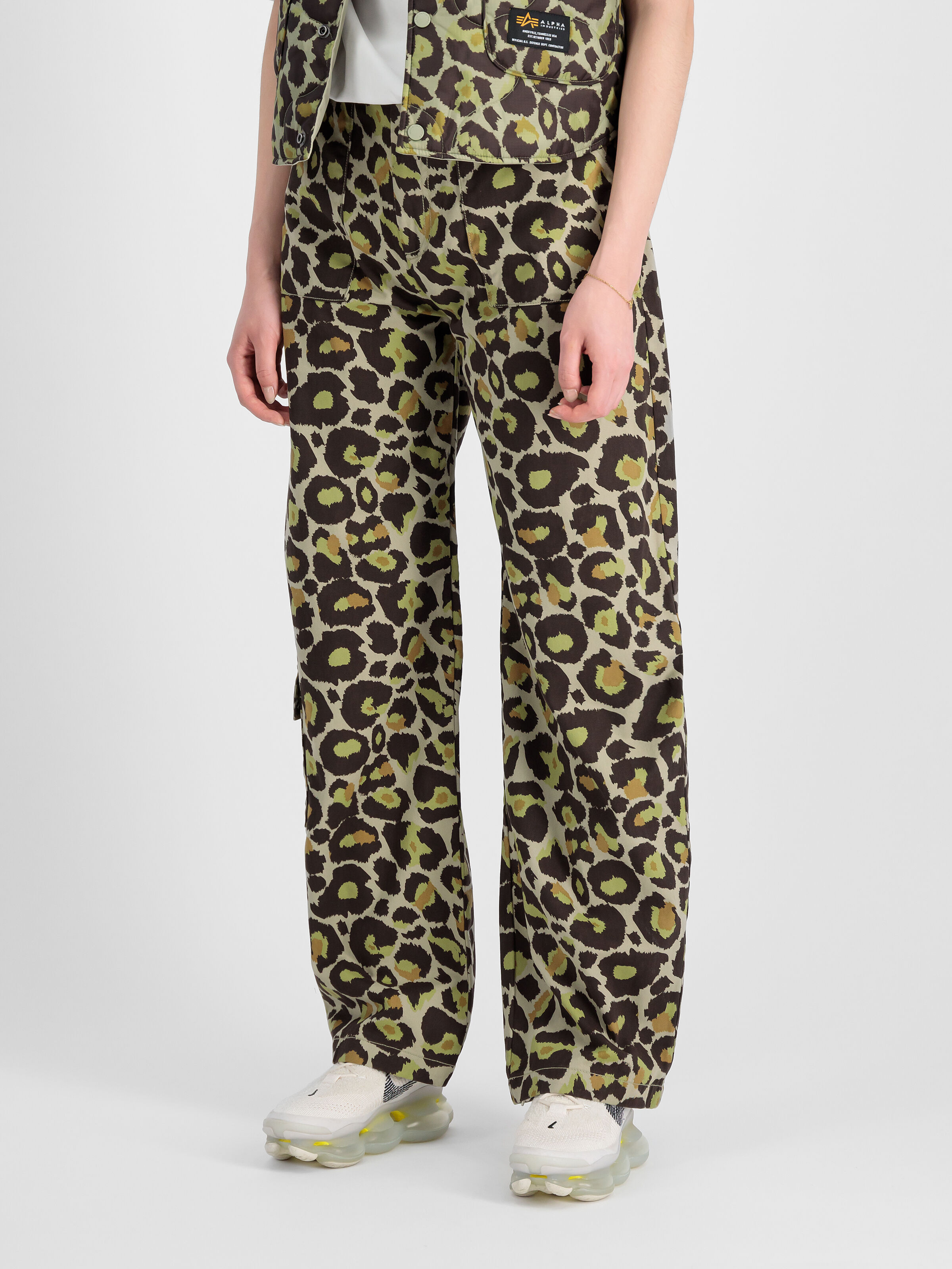 Field Camo Pant Women olive leo camo 148021C_732_2_model_00003_99367.jpg