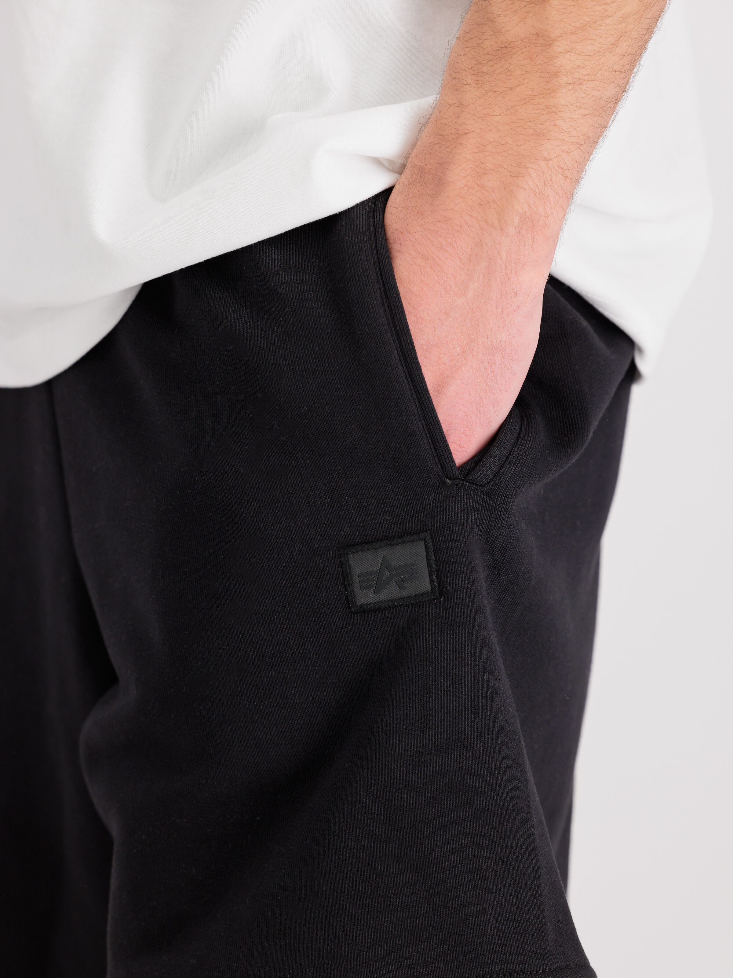 Alpha Essentials Rubber Logo Short black 146363_03_3_detail00001_126333