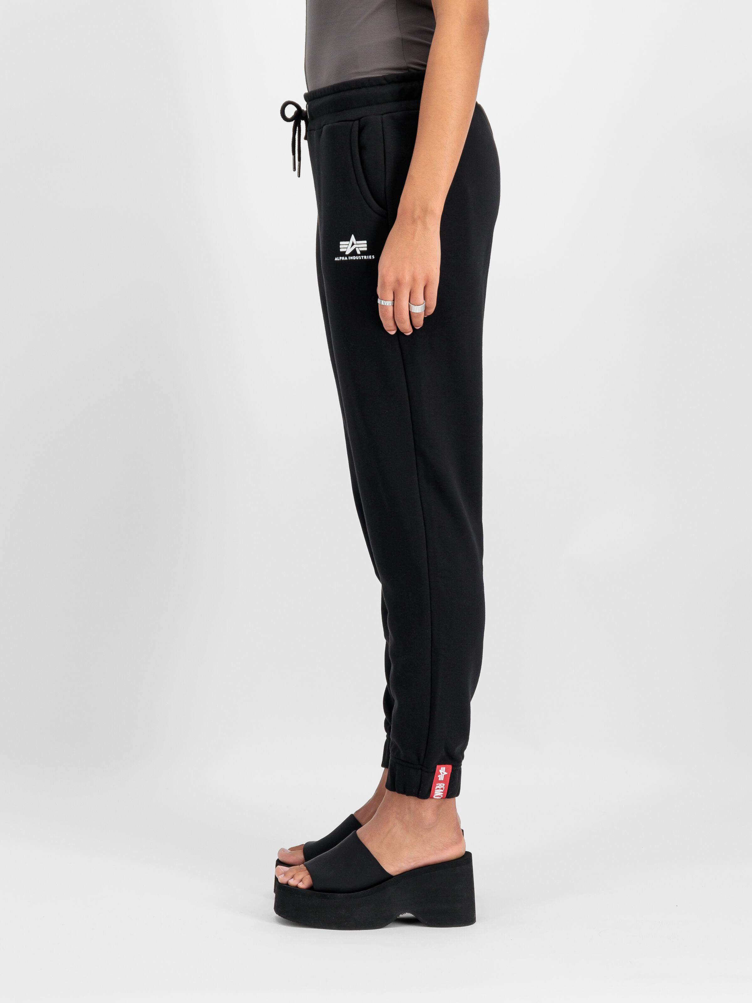 Basic Small Logo Jogger Women black 116051_03_2_model_00004_110587