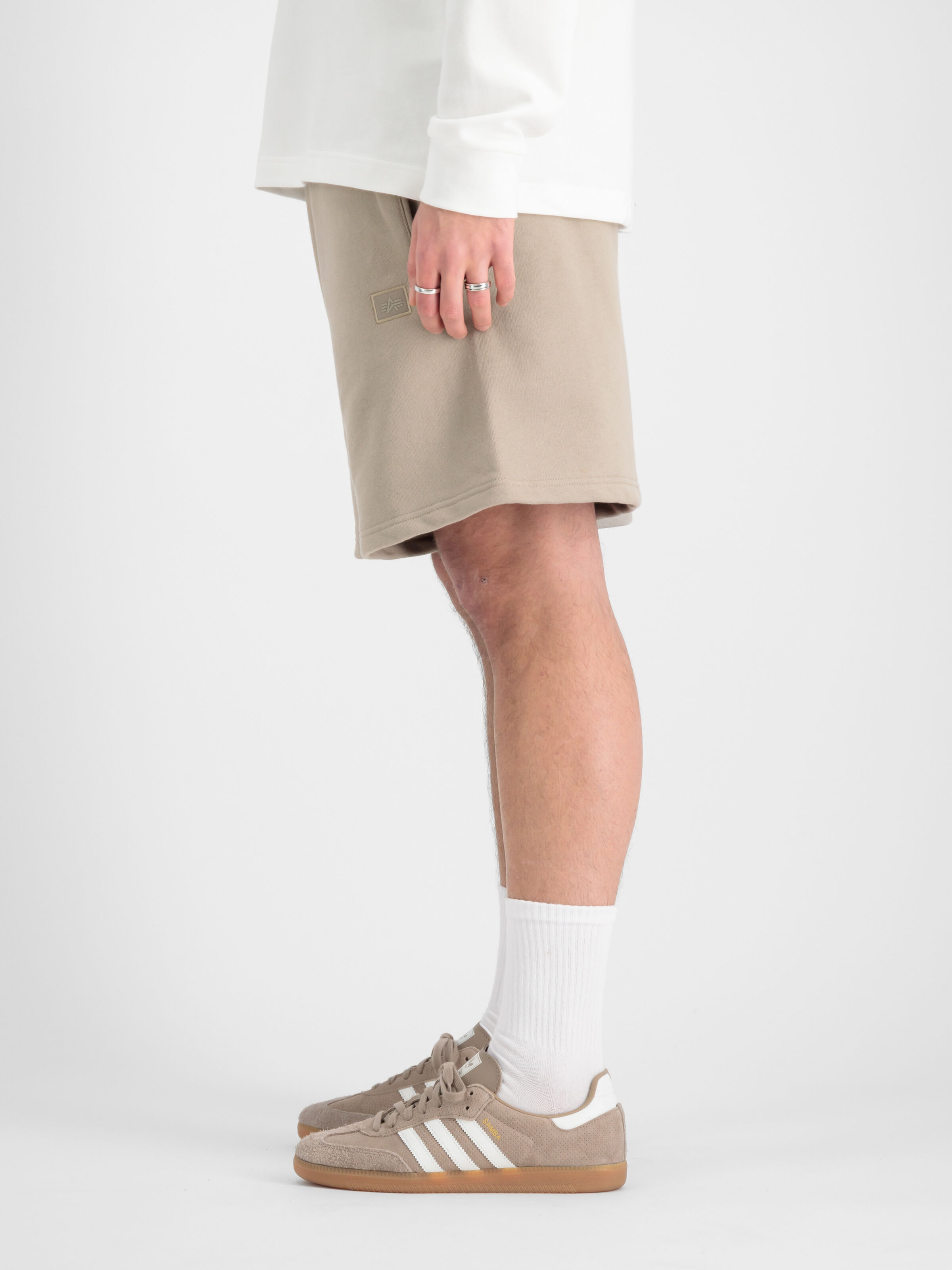 Alpha Essentials Rubber Logo Short vintage sand 146363_679_00002_243339