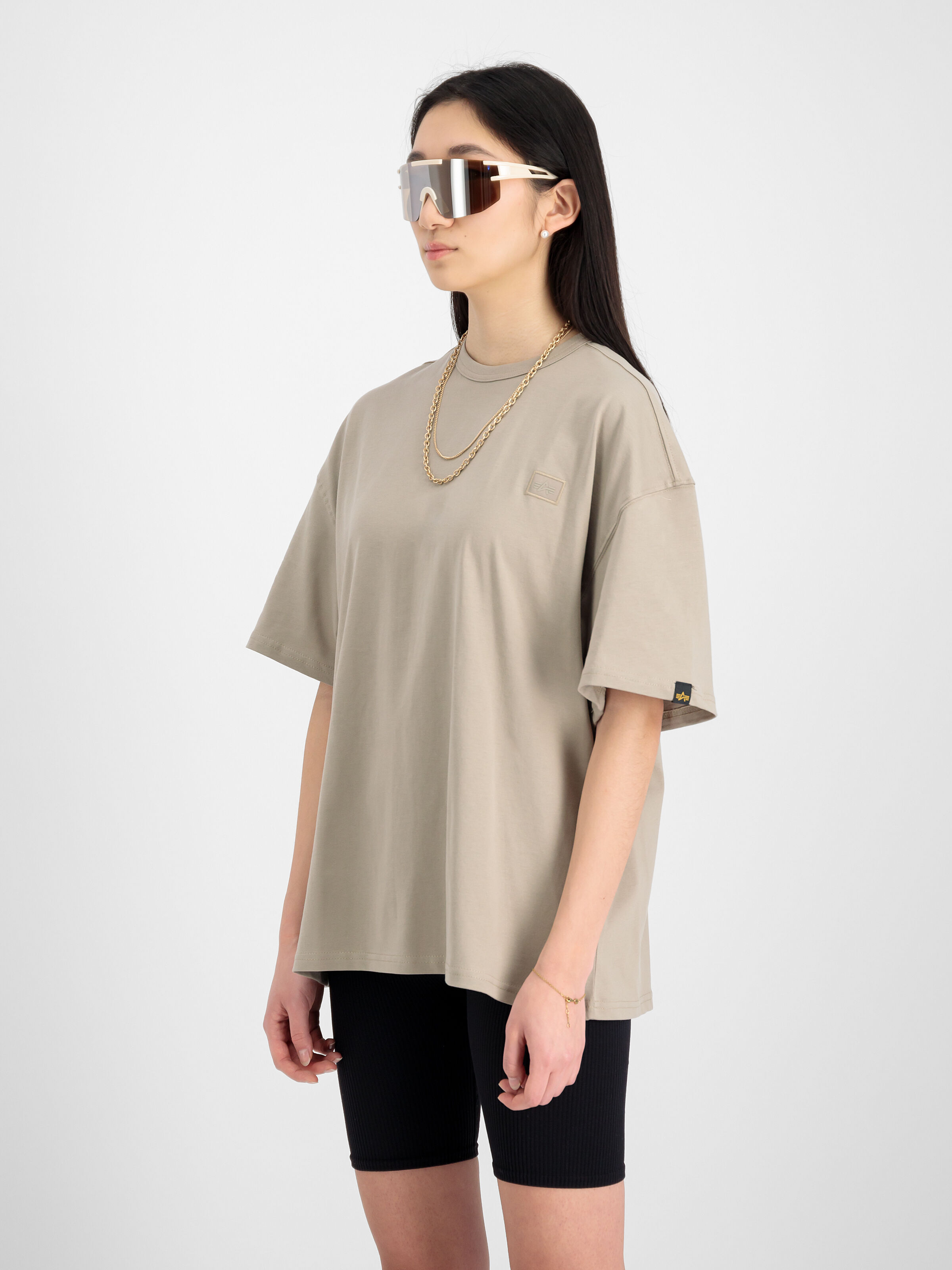 Alpha Essentials Rubber Logo T-Shirt Women vintage sand 146061_679_2_model_00003_98380