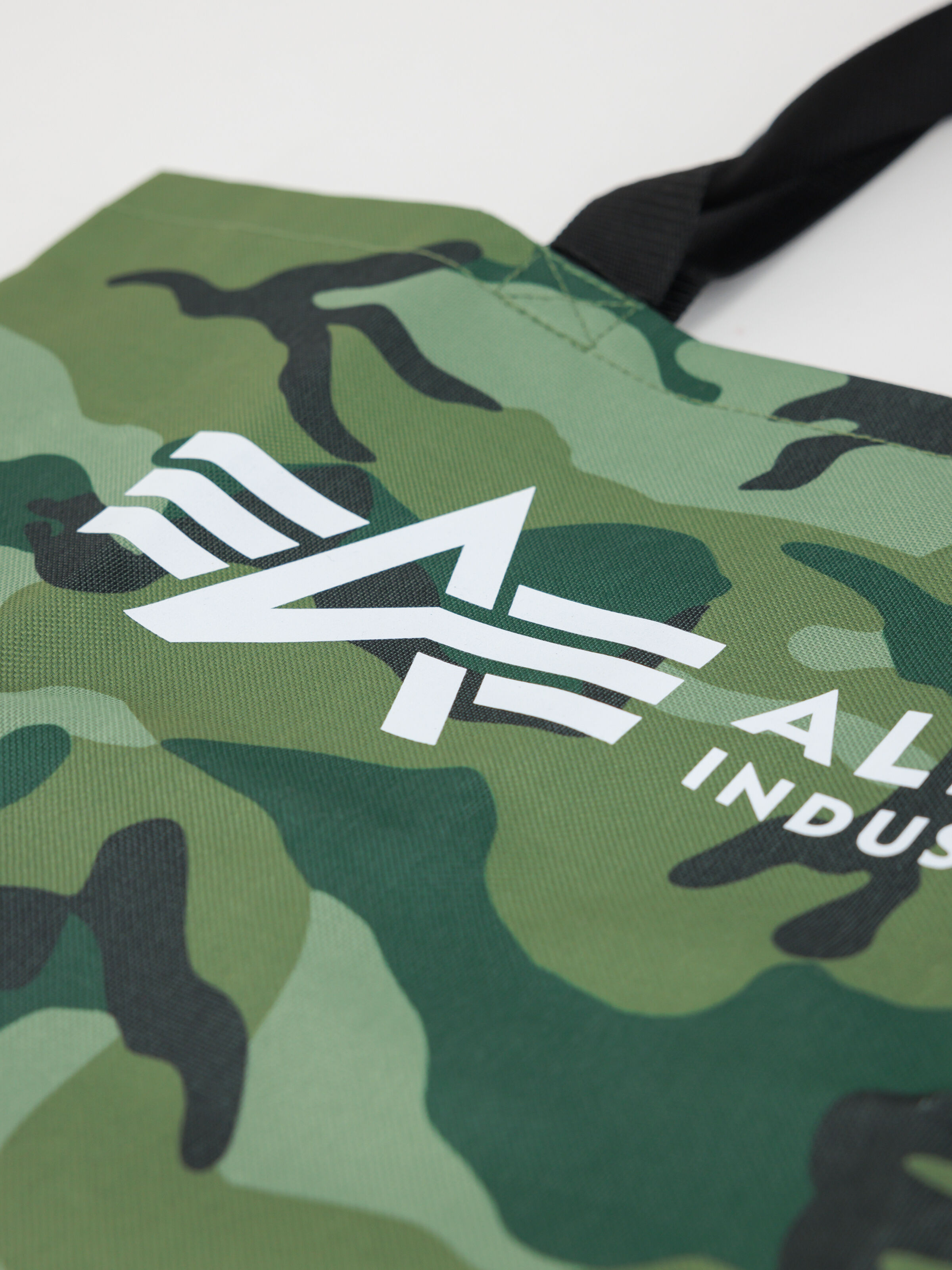 Alpha Shopping Bag olive camo 106942_239_alpha_industries_alpha_shopping_bag_003_182422
