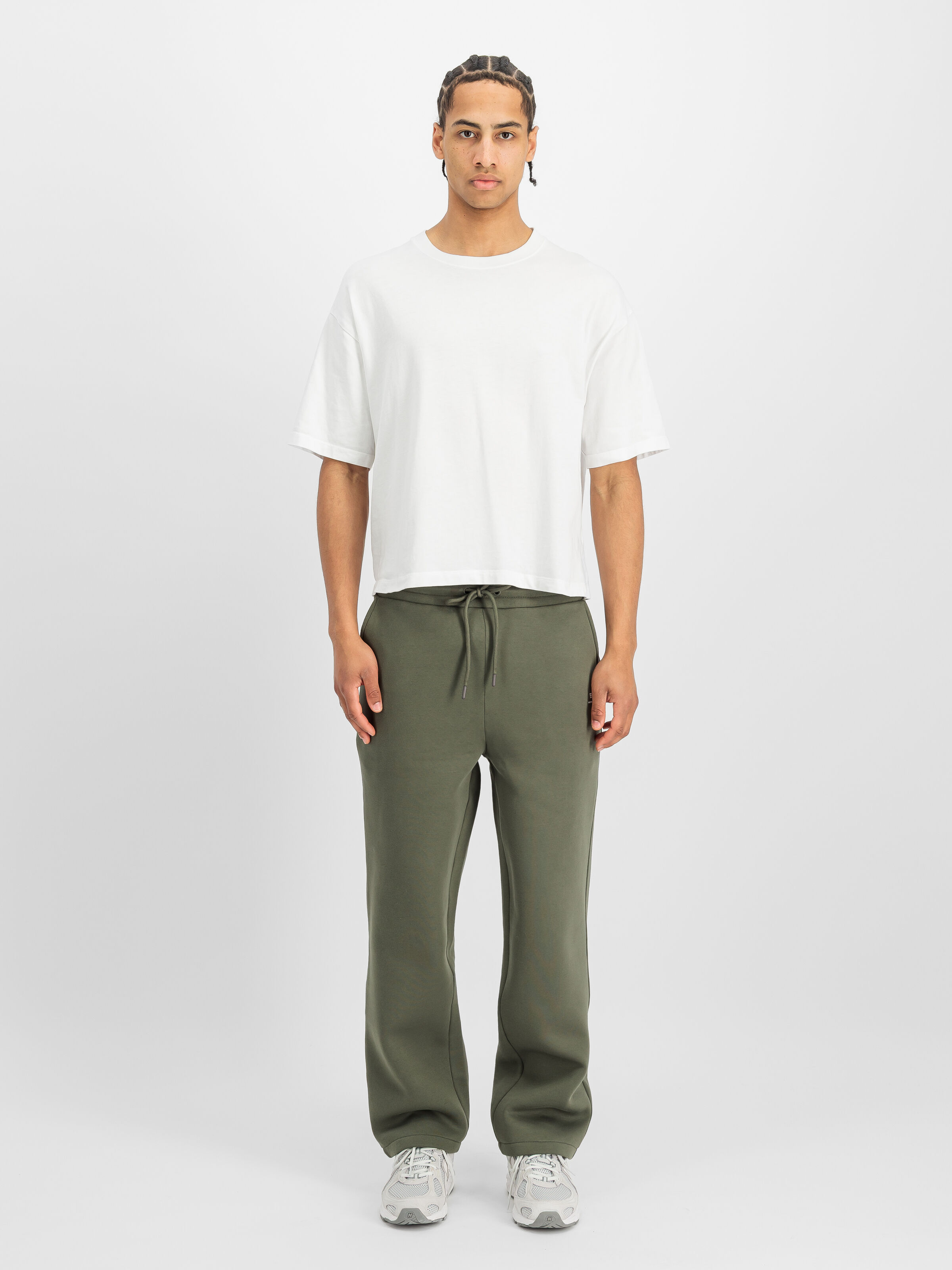 Basic Straight Leg Small Logo Jogger dark olive 268362_142_2_model_00001_236679