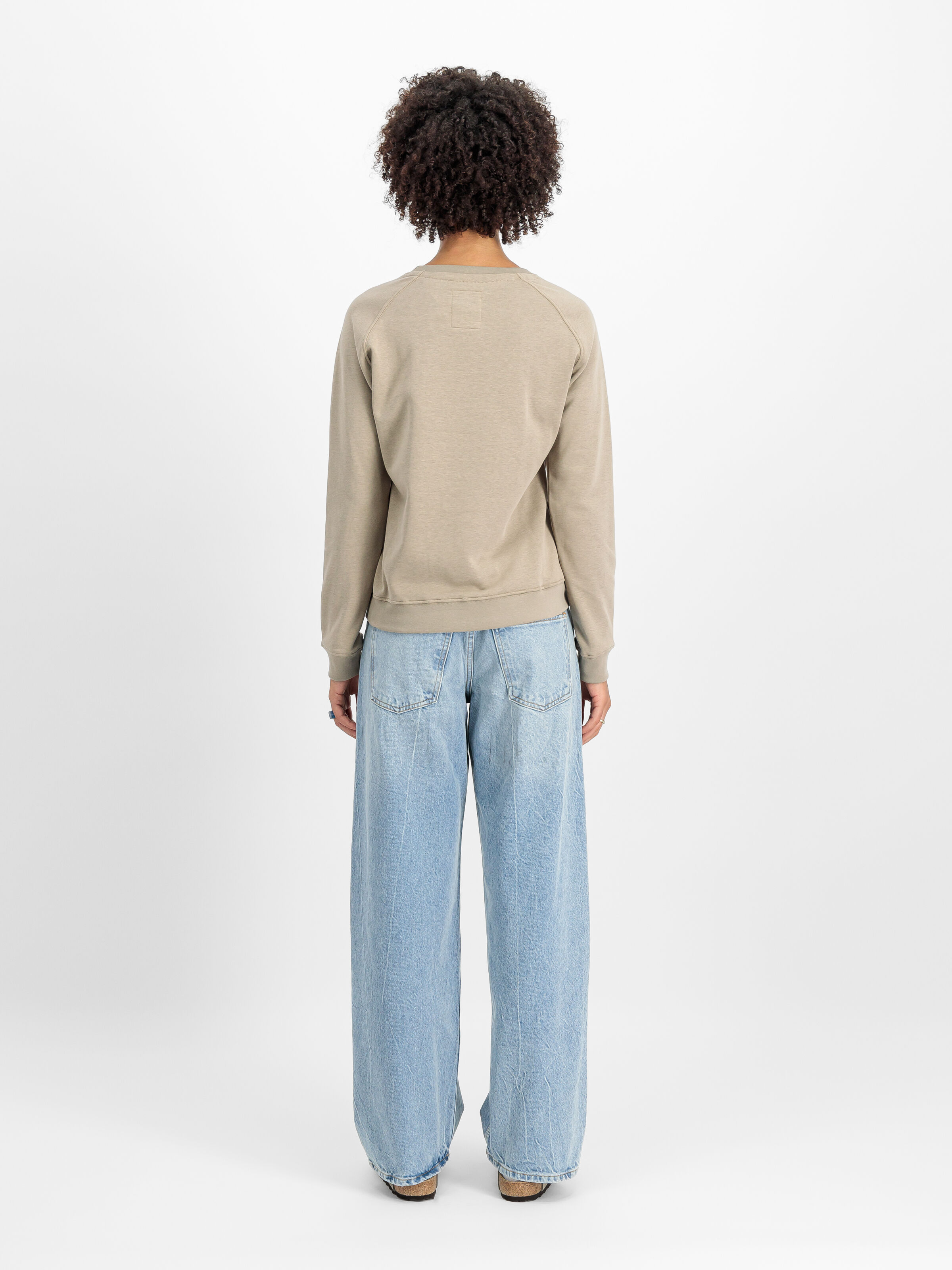 New Basic Big Logo Sweatshirt Women  vintage sand 196031_679_2_model_00002_112633