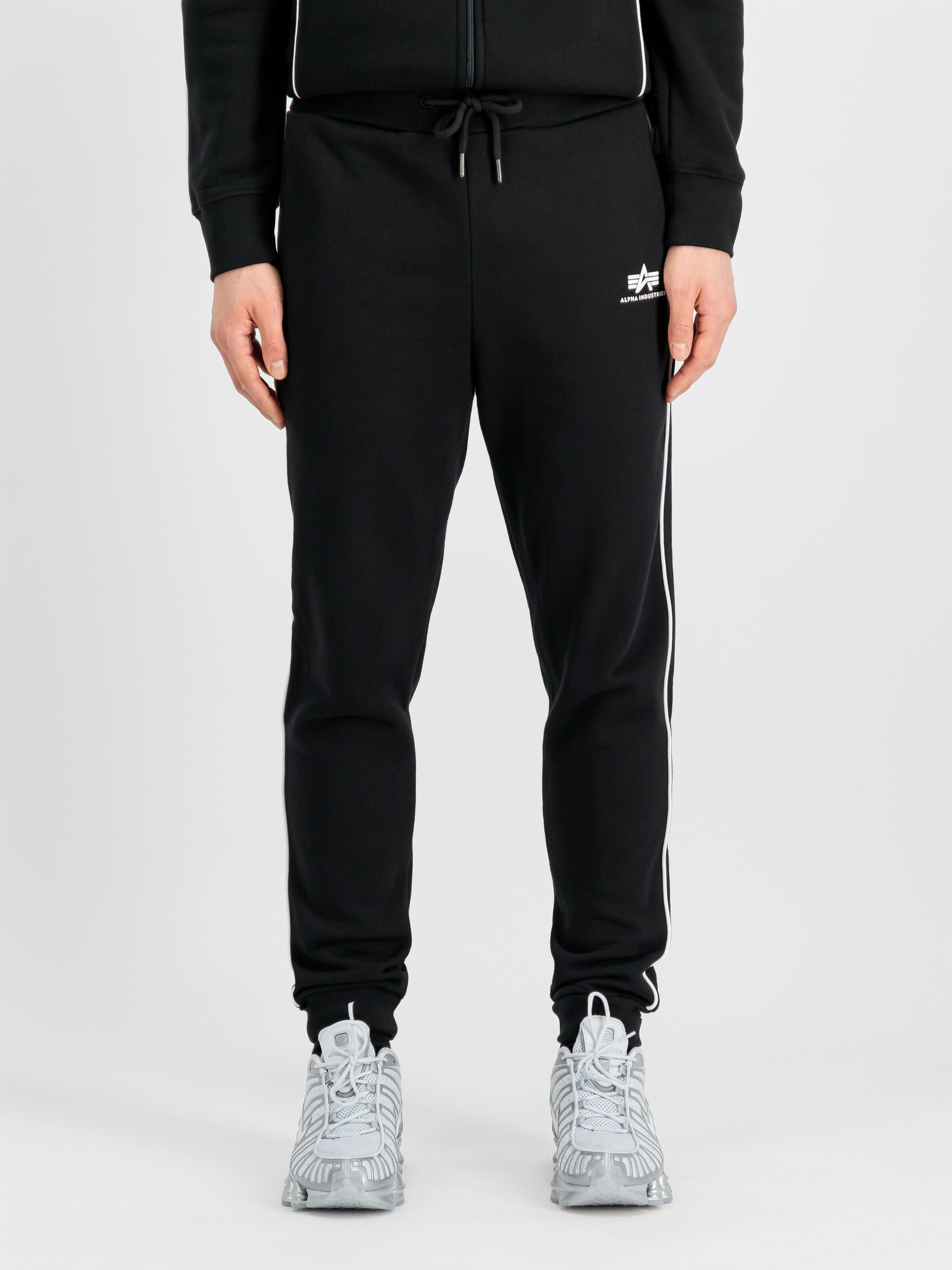 Track Small Logo Jogger black 156374_03_2_model_00003_147495.jpg