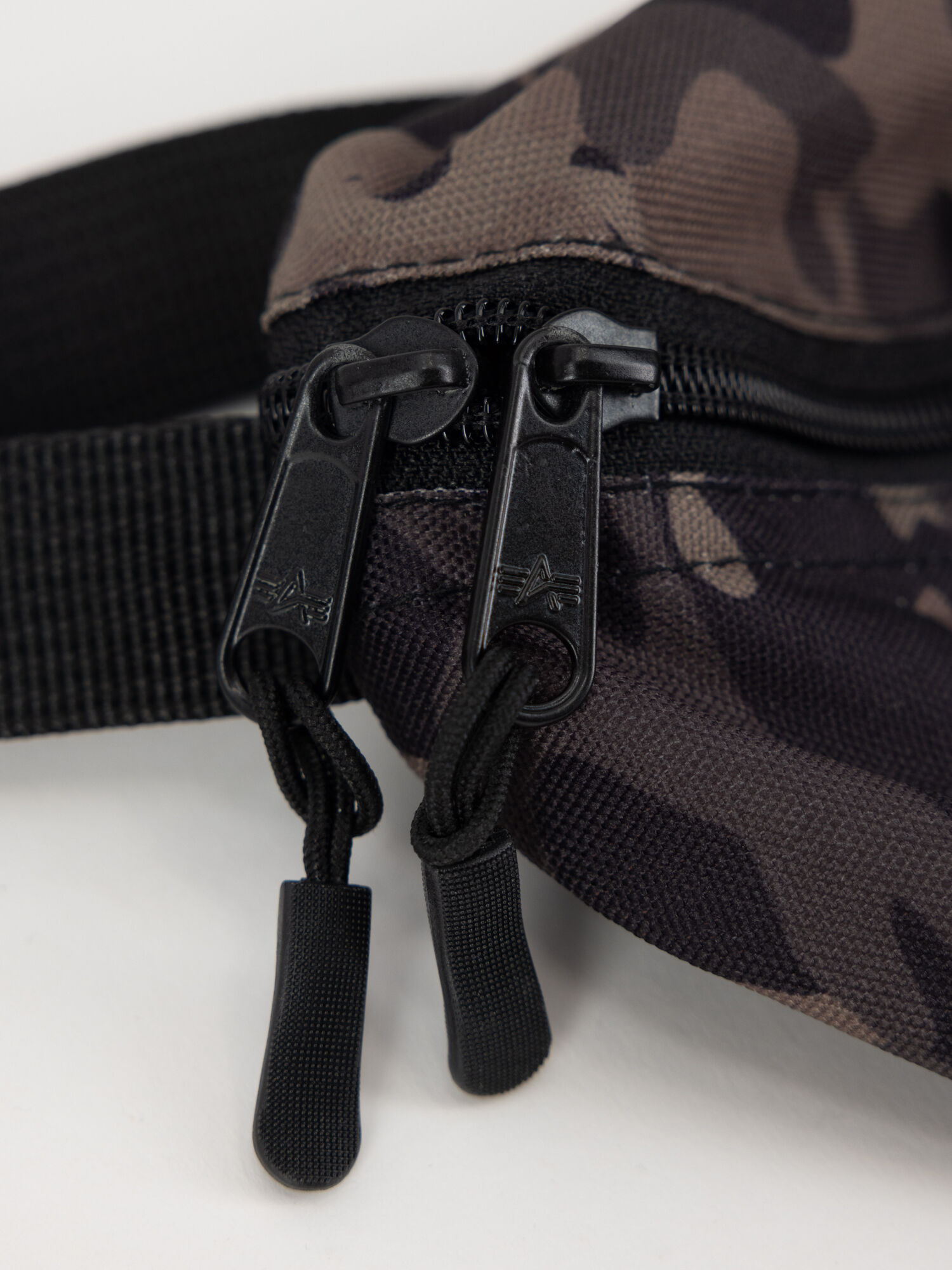 Rubber Print Waistbag black camo 198912_125_alpha_industries_rubber_waistbag_00004_219049