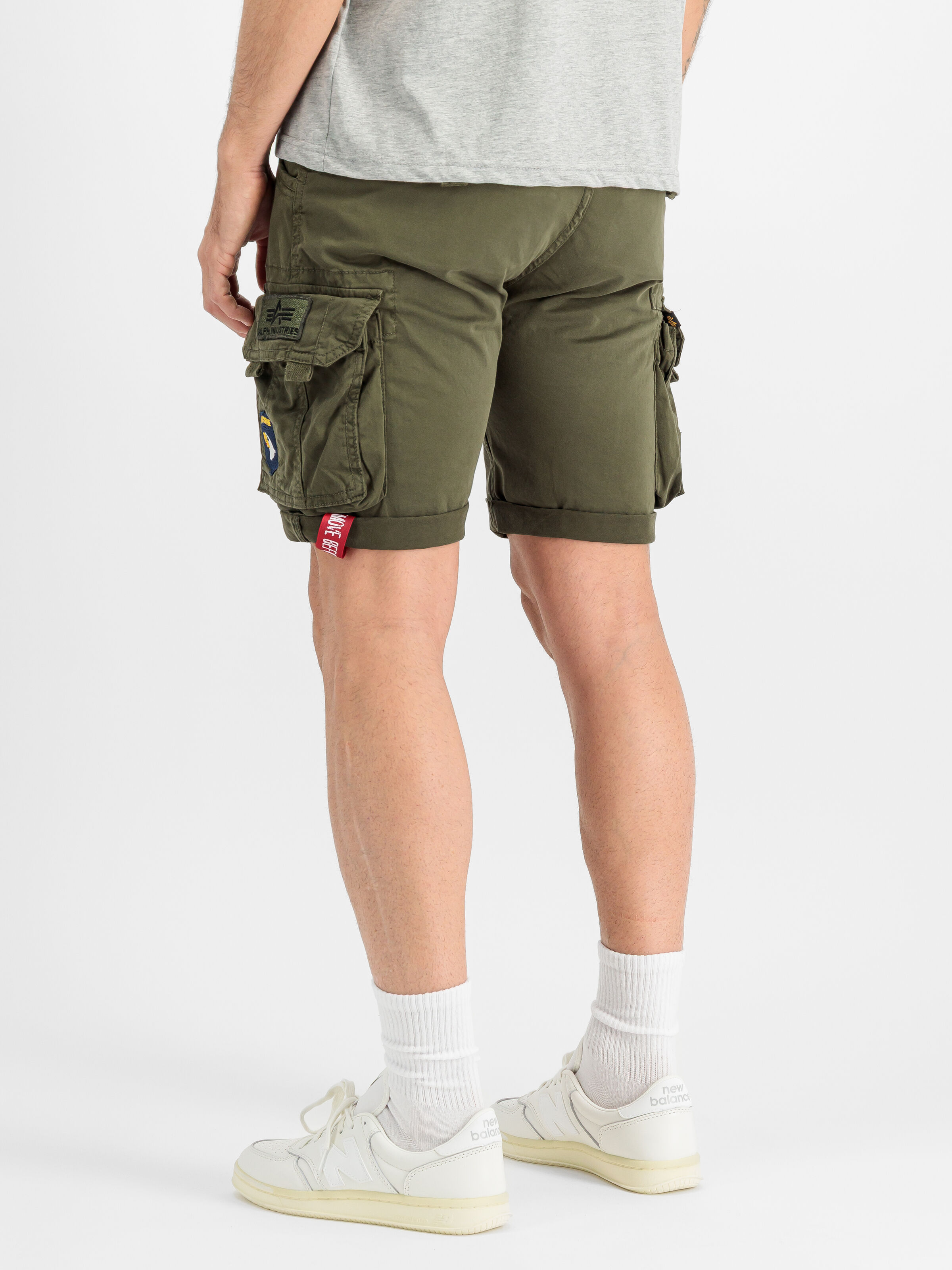 Crew Patch Short dark olive 186209_142_2_model_00003_213801