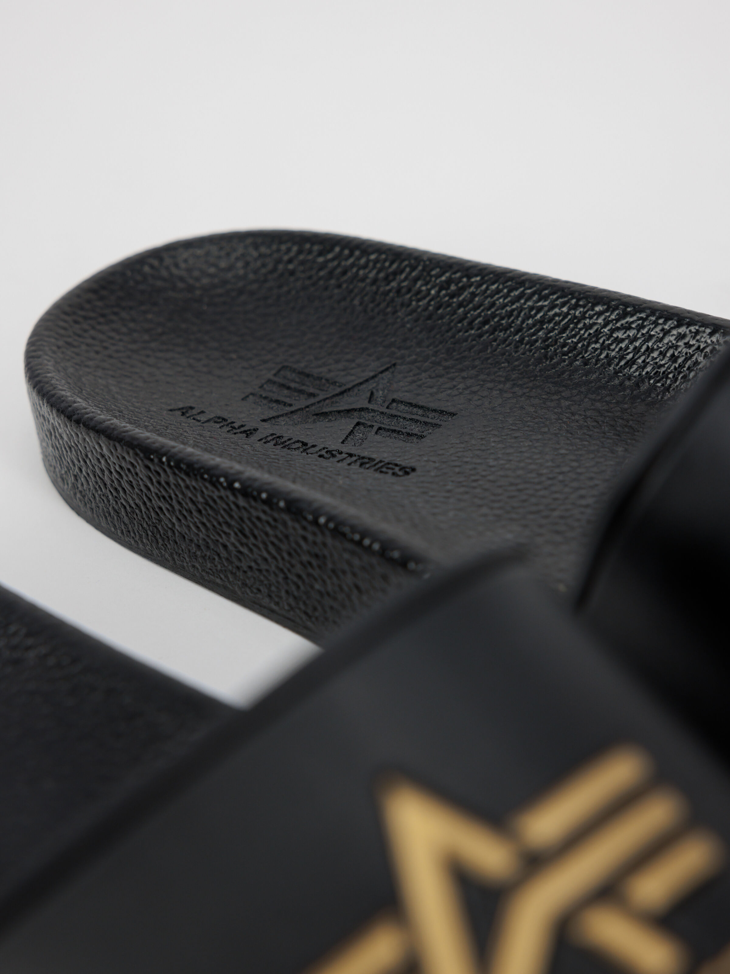 Alpha Slider black/yellow gold 106956_583_004_182948