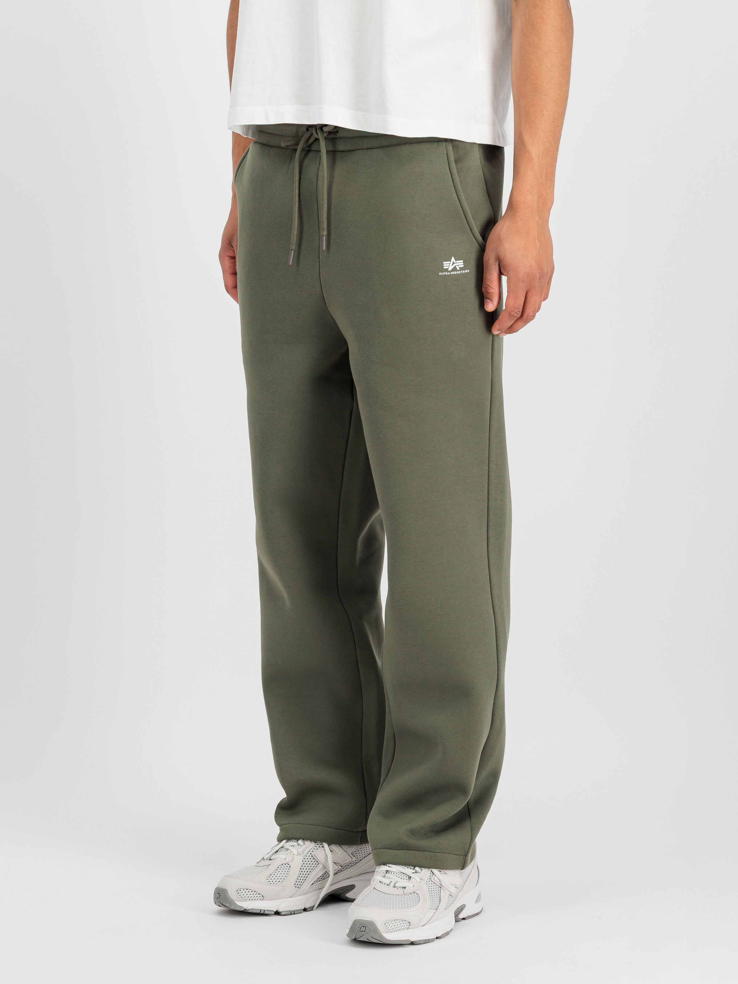 Basic Straight Leg Small Logo Jogger dark olive 268362_142_2_model_00002_236677.jpg