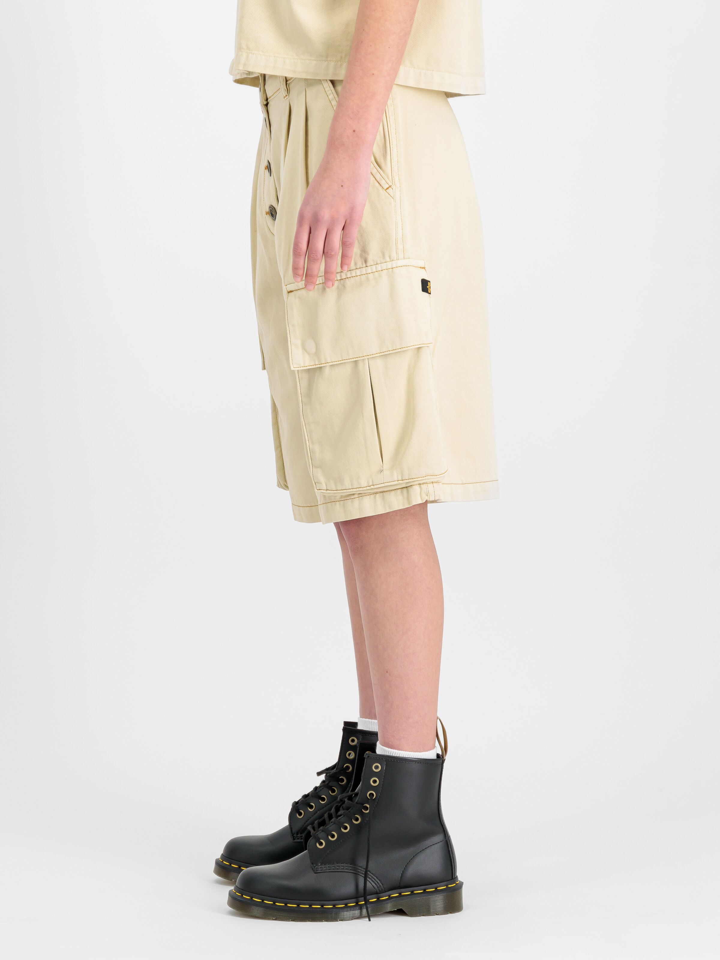Sailor Cargo Short Women vintage white 156024_300_2_model_00004_144787