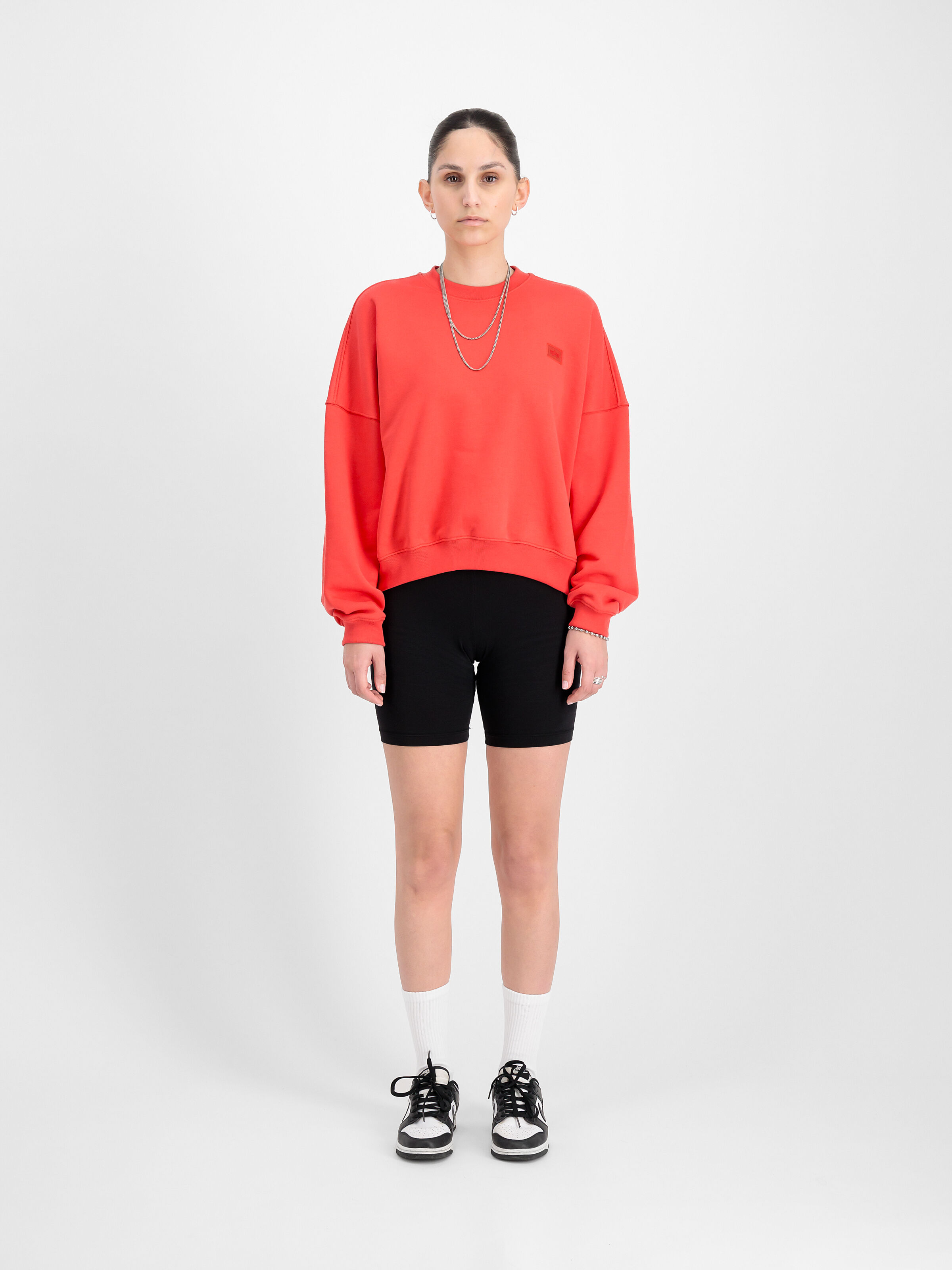 Alpha Essentials Rubber Logo Sweatshirt Women radiant red 146030_711_2_model_00001_133946