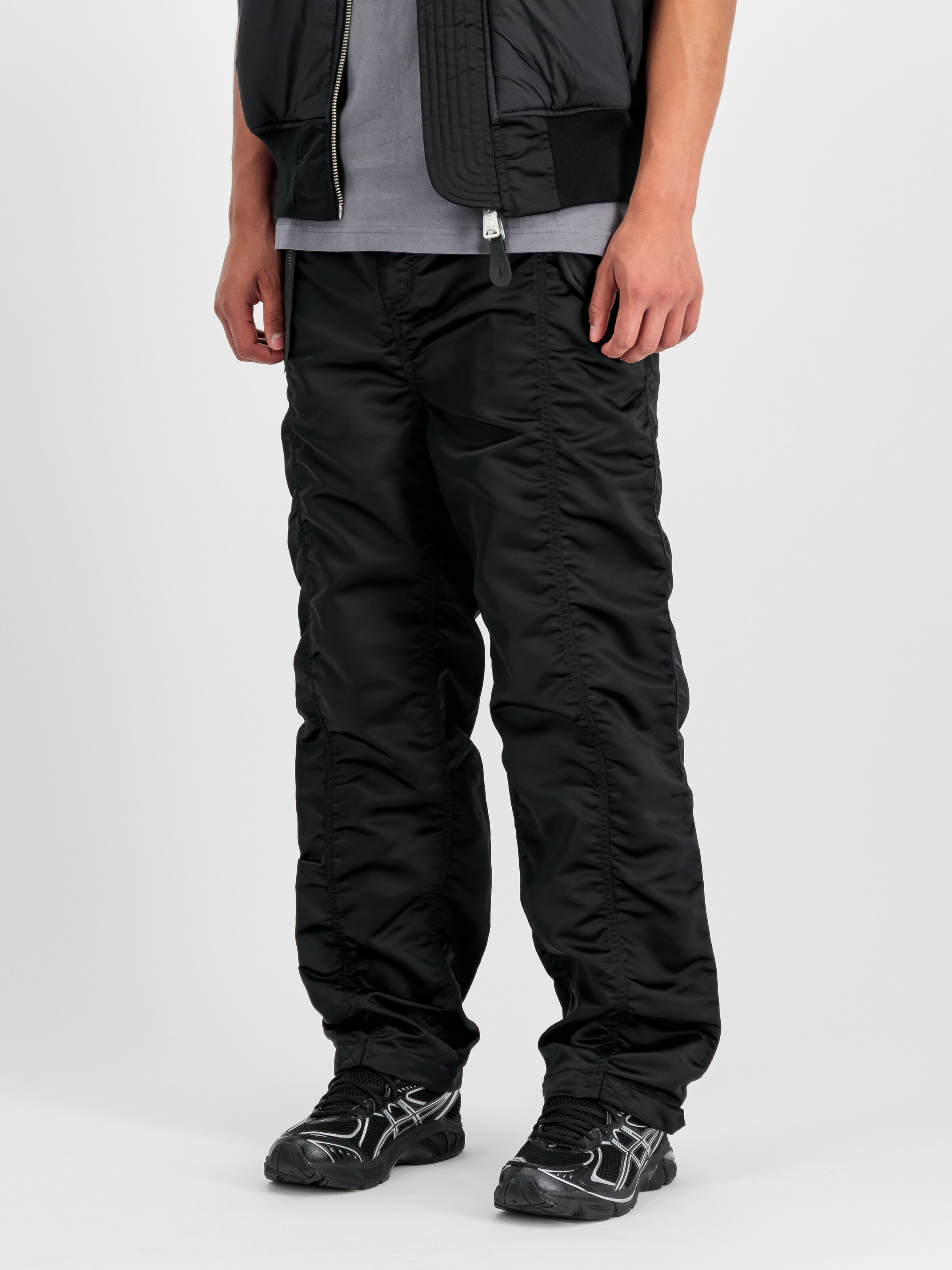 MA-1 Nylon Pant black 758200_03_2_model_00003_195640.jpg