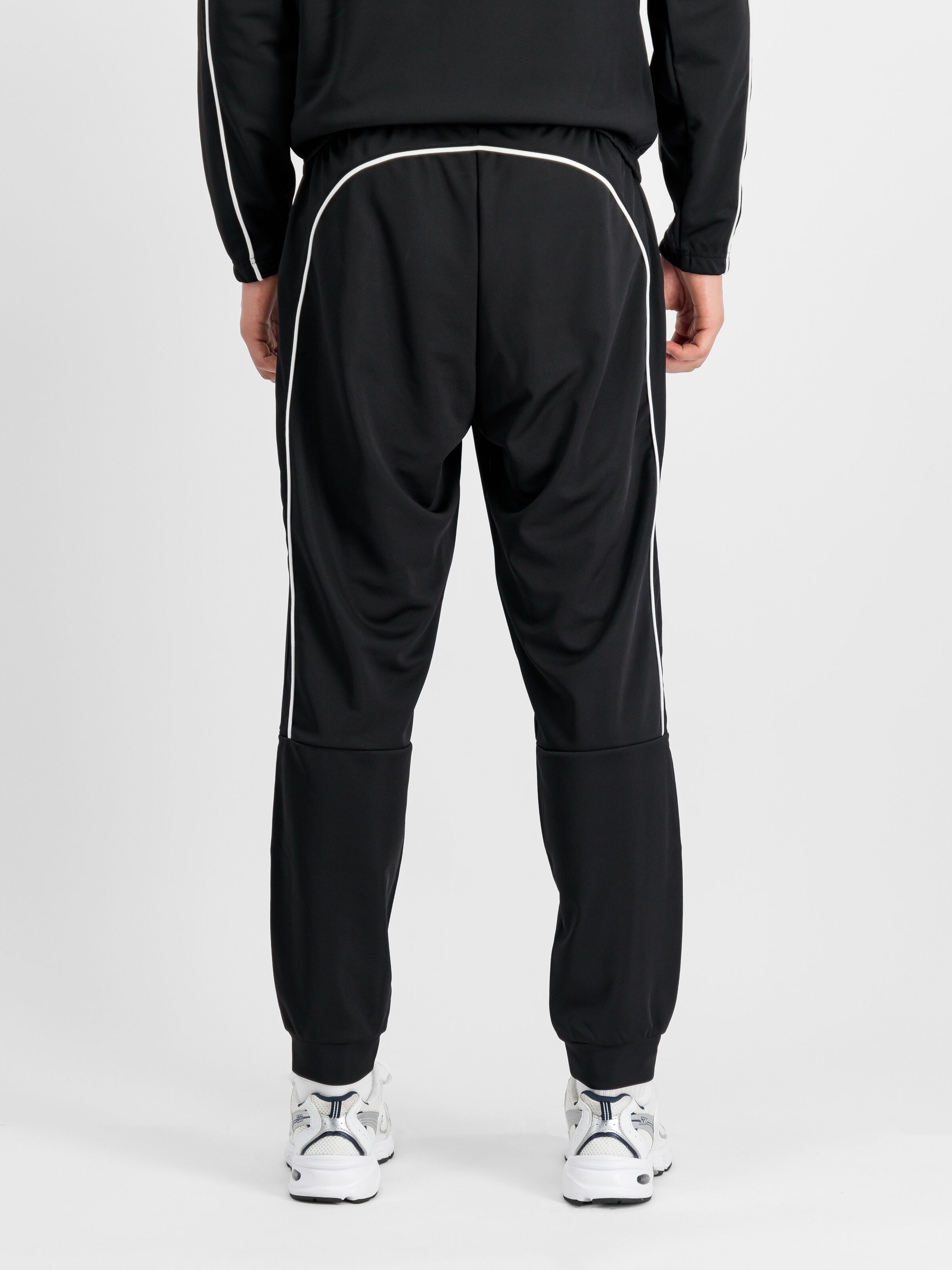 Essential Track Jogger black 148366_03_2_model_00005_108044