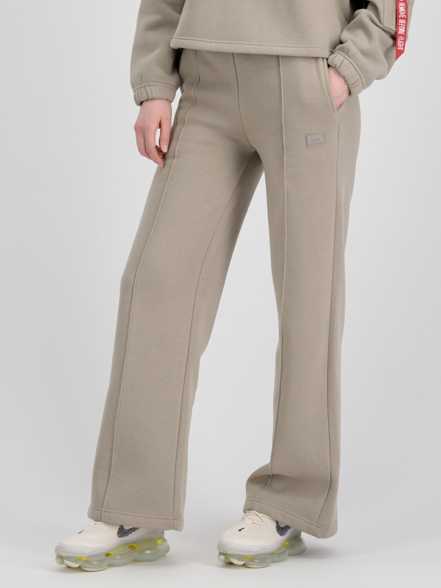 138051_679_alpha_industries_x_fit_label_wide_jogger_wmn_001_243368.jpg