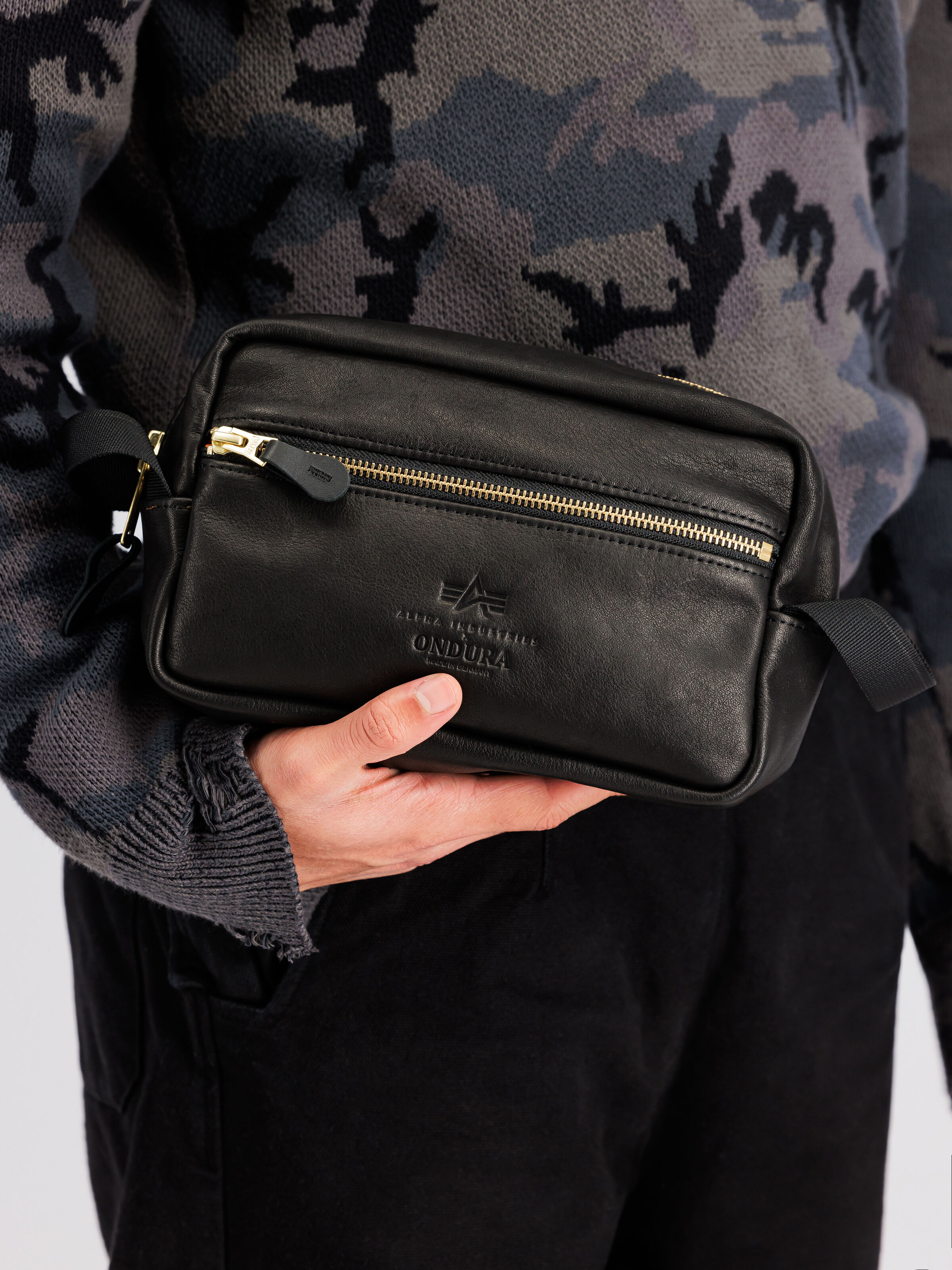 ALPHA x ONDURA Leather Dopp Kit black 768104_03_2_model_00001_211257