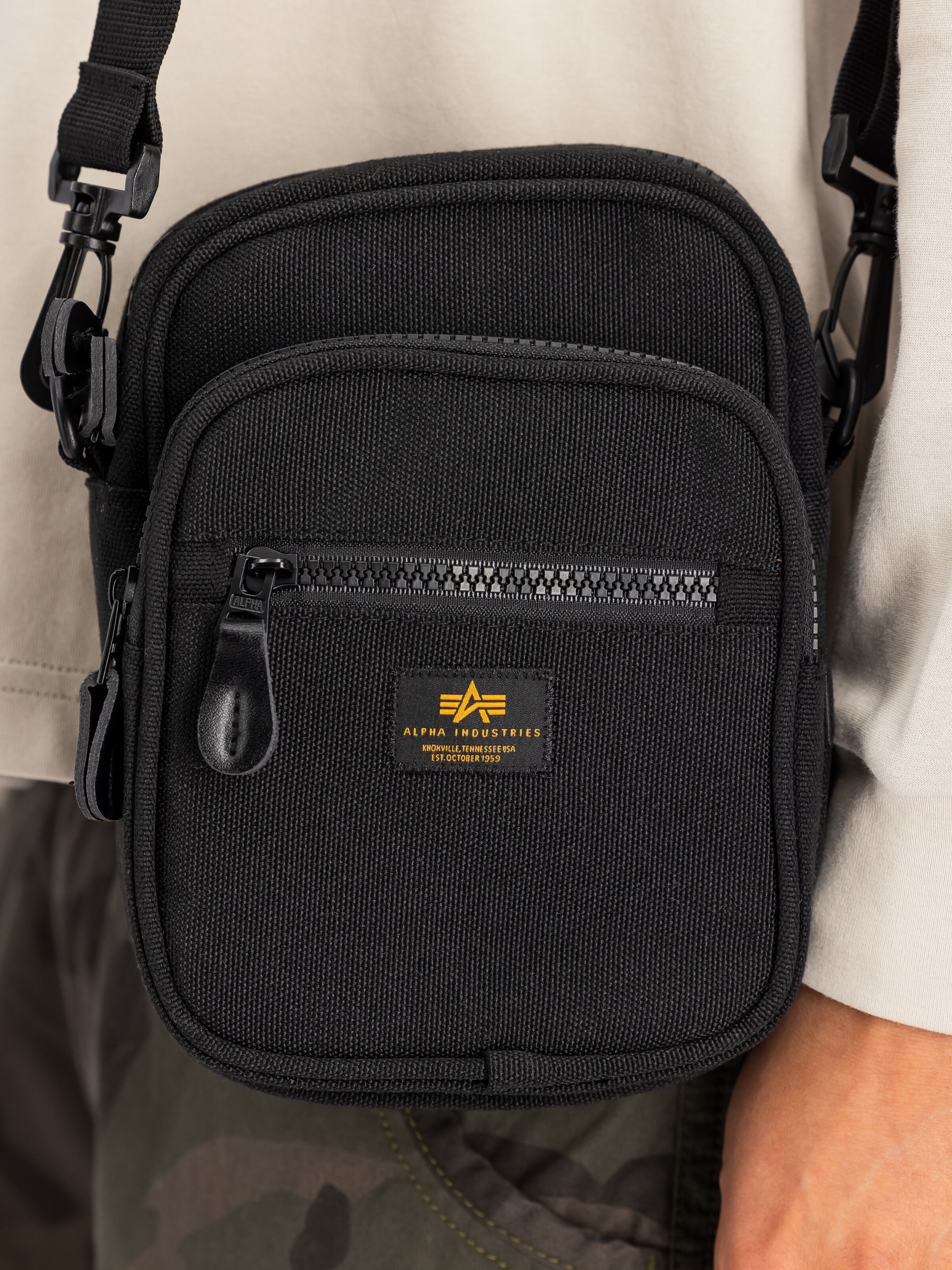 Label Messenger Small Bag black 156941_03_3_detail_00001_153115