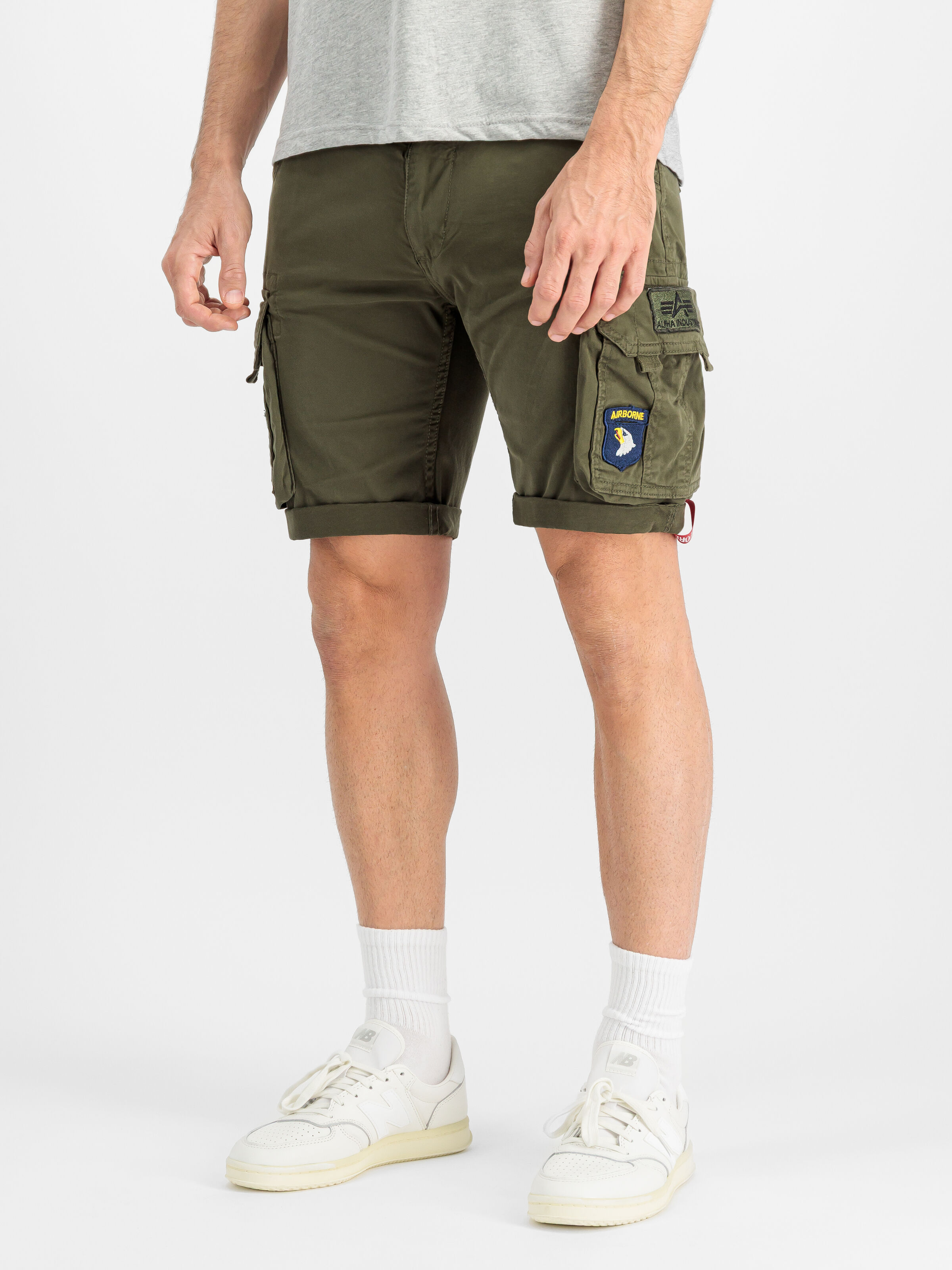 Crew Patch Short dark olive 186209_142_2_model_00002_213800.jpg