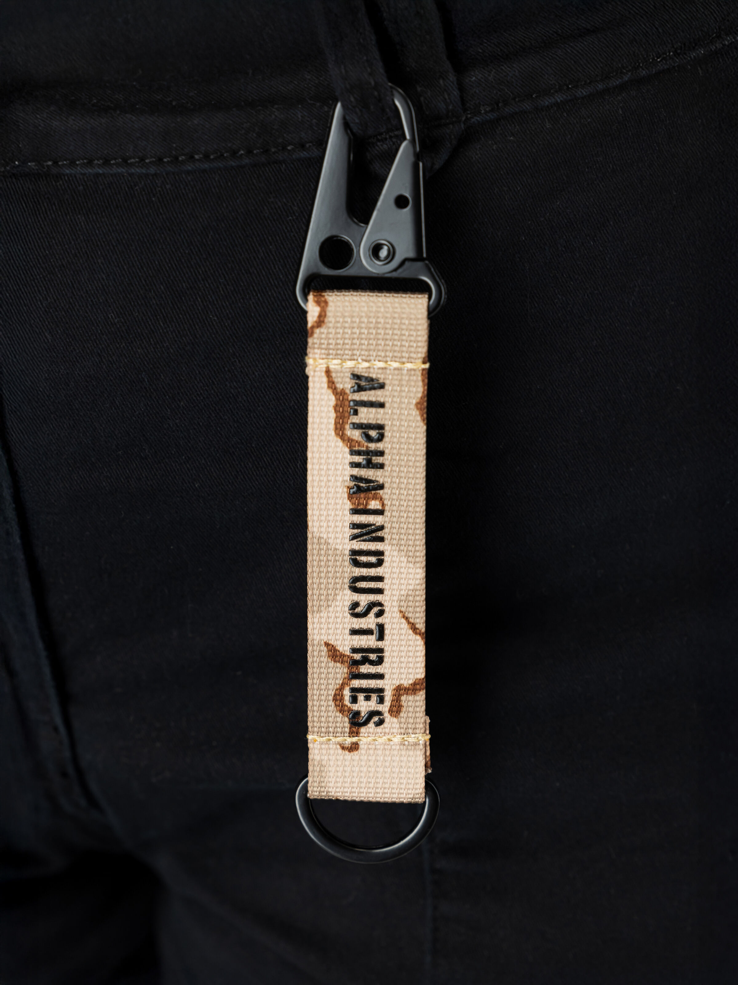 Alpha Utility Camo Key Chain desert camo 91 small 266962C_900_2_model_00001_211518