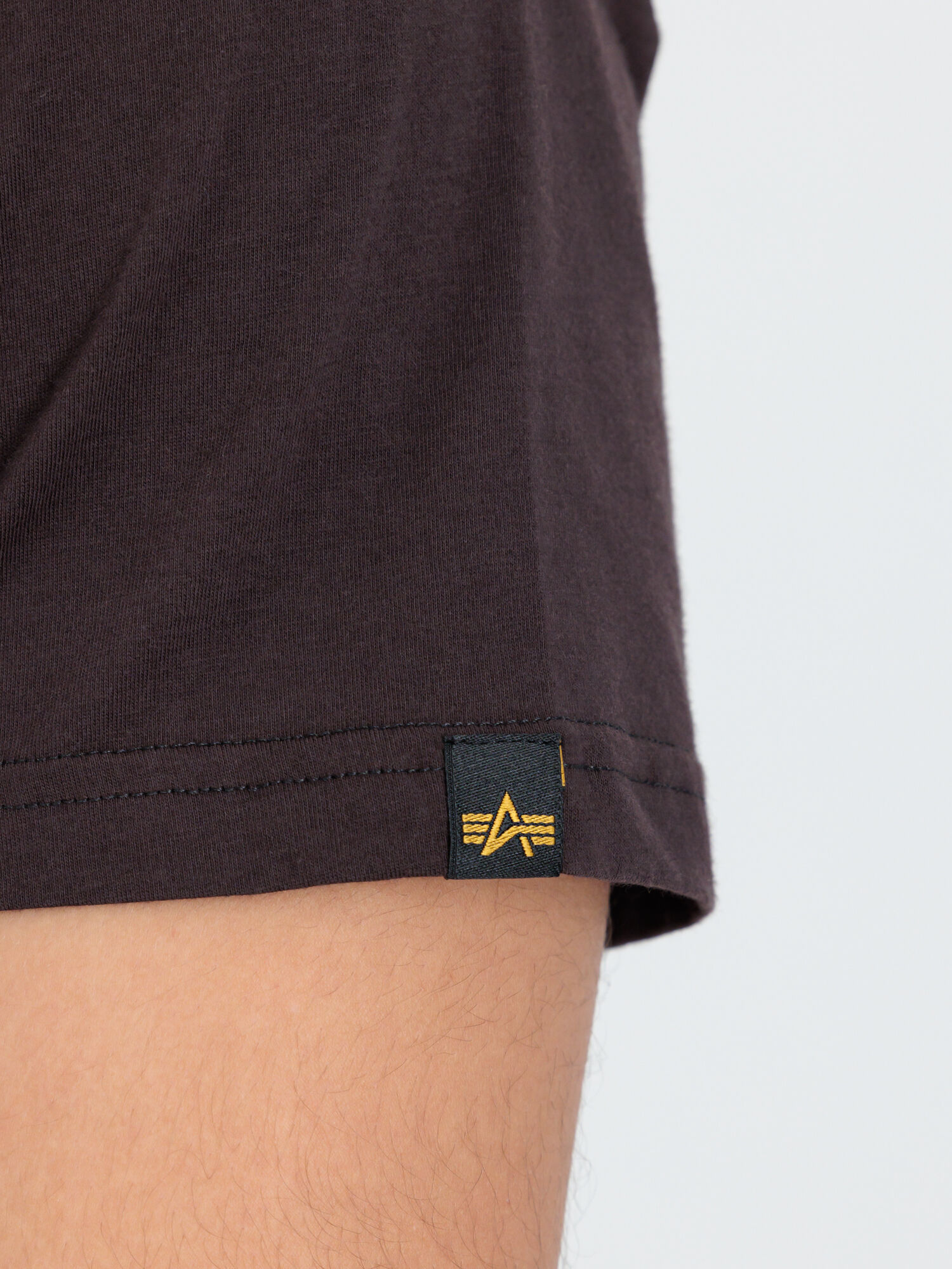 Basic Small Logo T-Shirt hunter brown 188505_696_alpha_industries_basic_t_small_logo_00005_126266