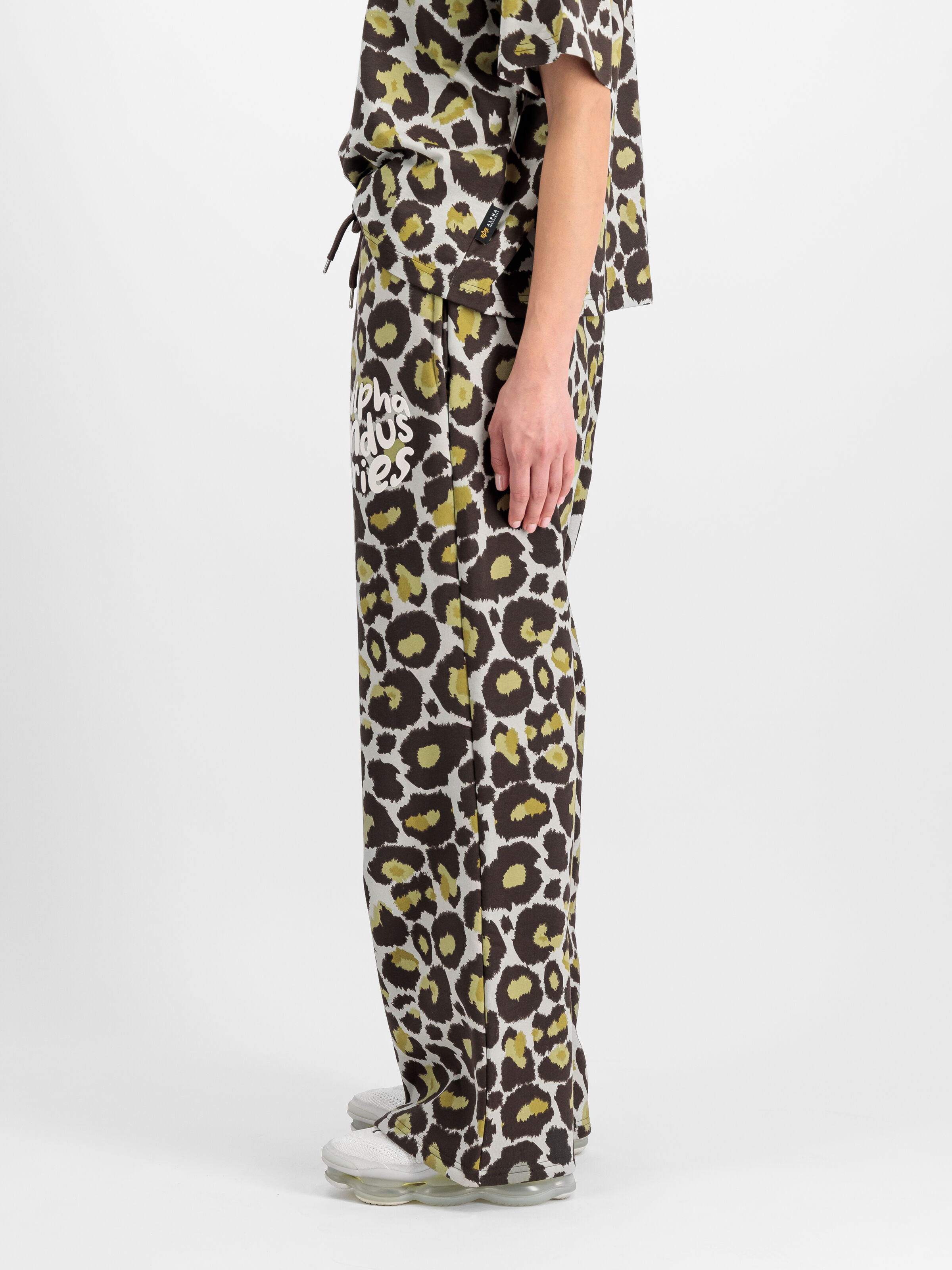Logo Camo Jogger Women olive leo camo 148050C_732_2_model_00004_103582